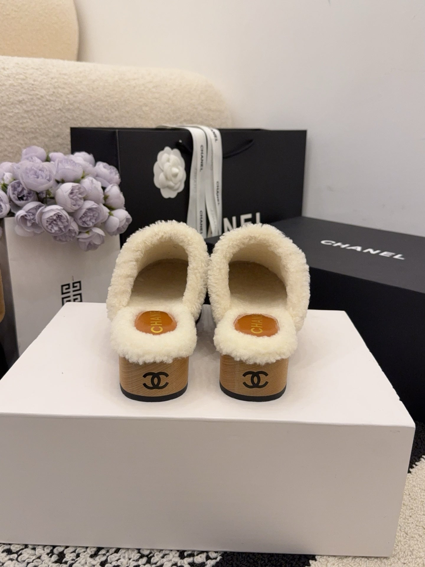 CC 26 Daisy Shearling-lined Slipper Brown Patent Leather 588694