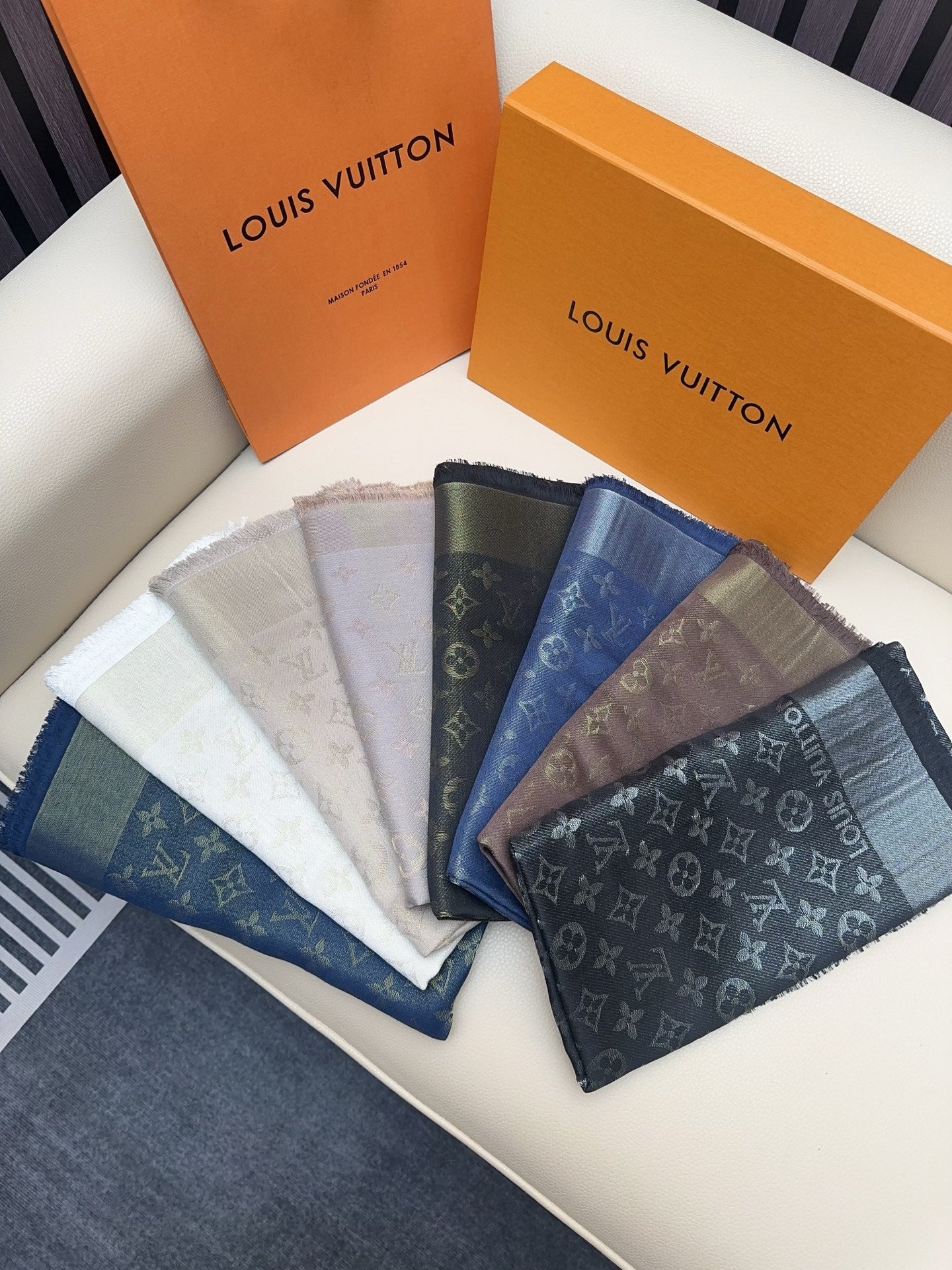 LV 25 Scarf 140CM Black Silk 293290