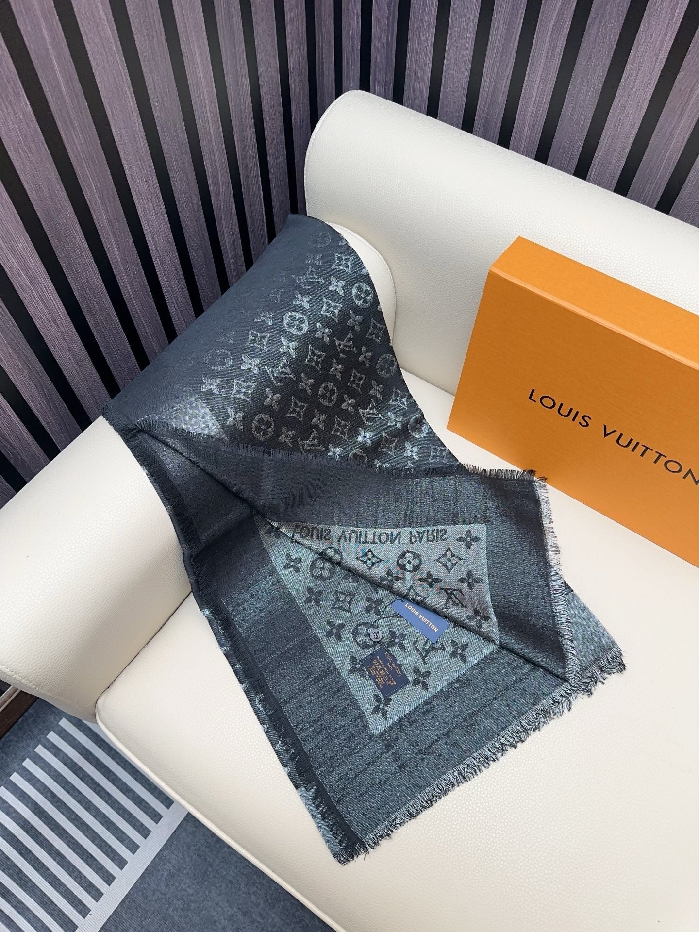 LV 25 Scarf 140CM Black Silk 293290