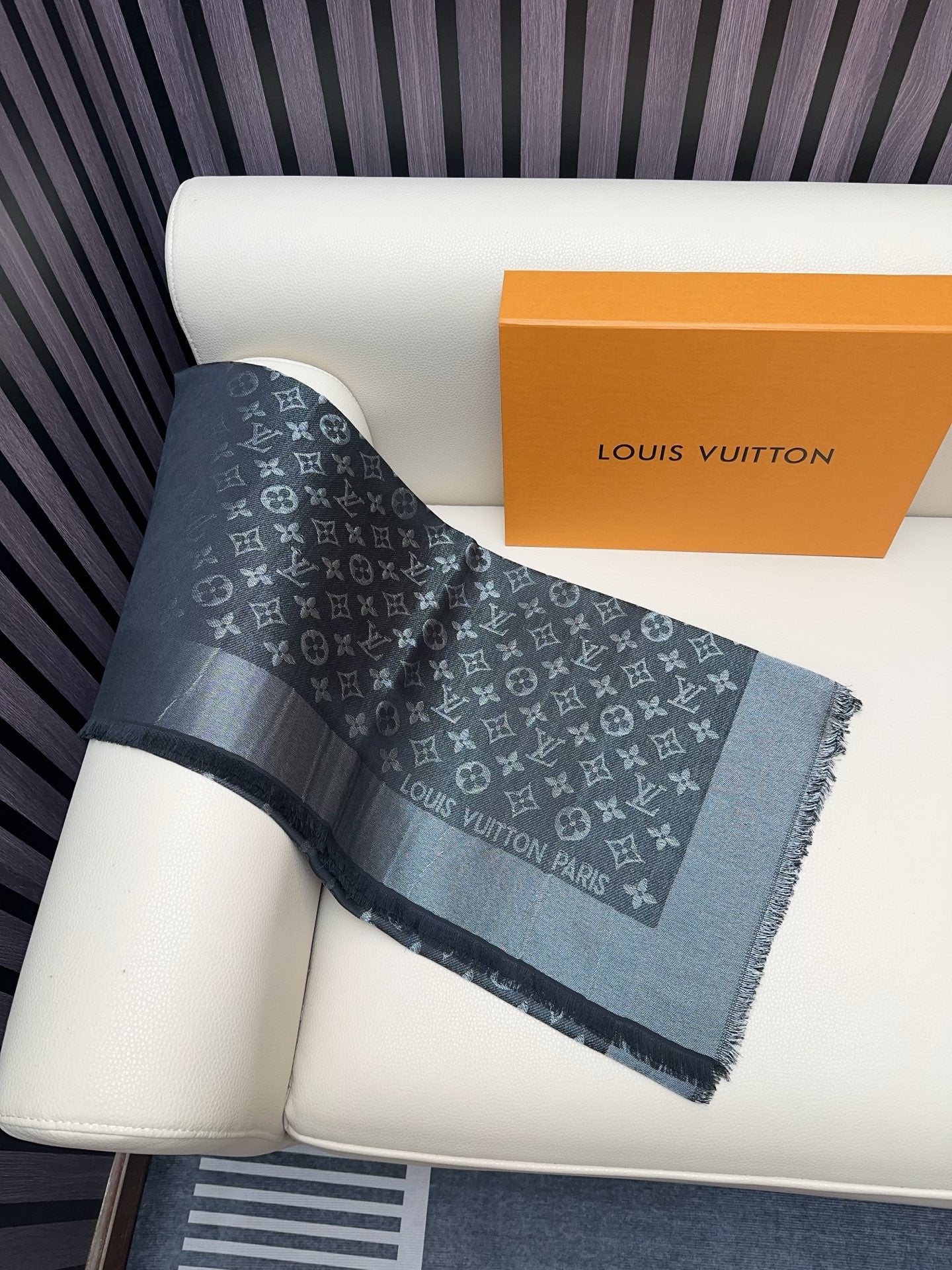 LV 25 Scarf 140CM Black Silk 293290