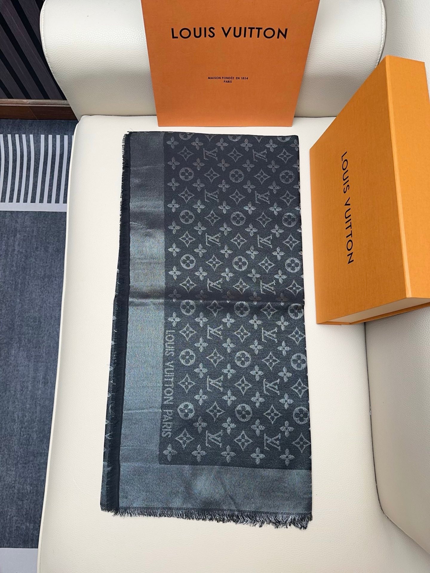 LV 25 Scarf 140CM Black Silk 293290