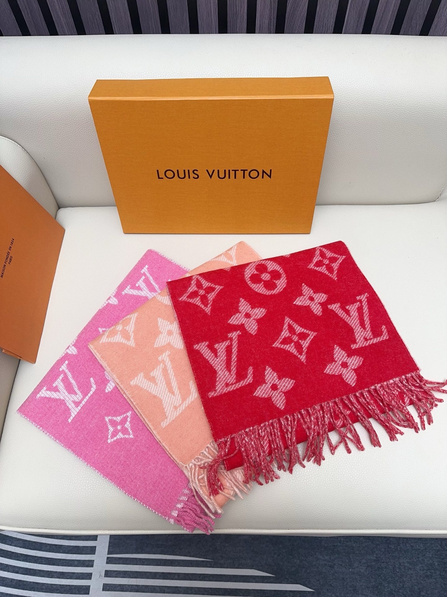 LV 25 Scarf 186CM Blush Pink Wool 293312