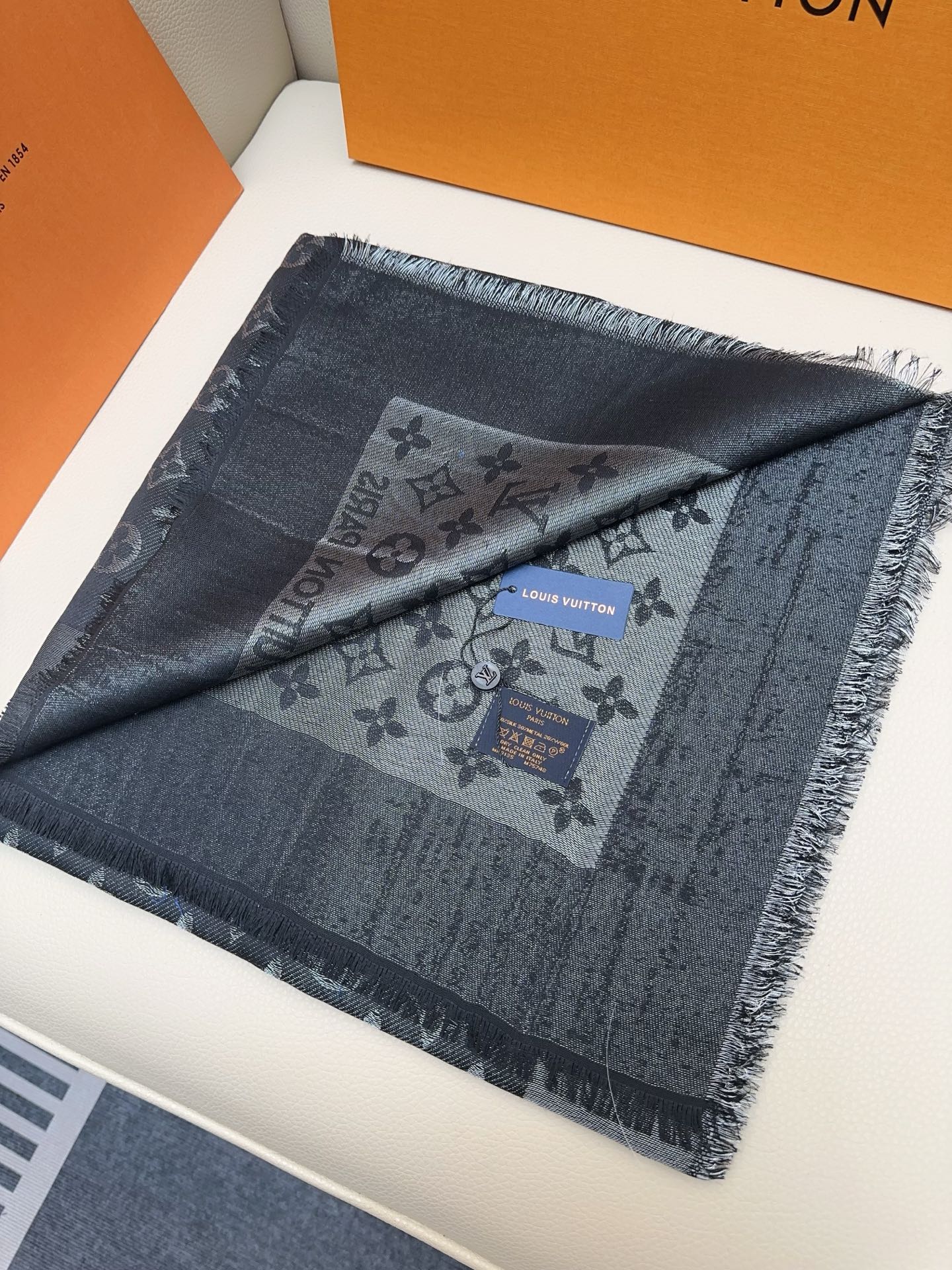 LV 25 Scarf 140CM Black Silk 293290