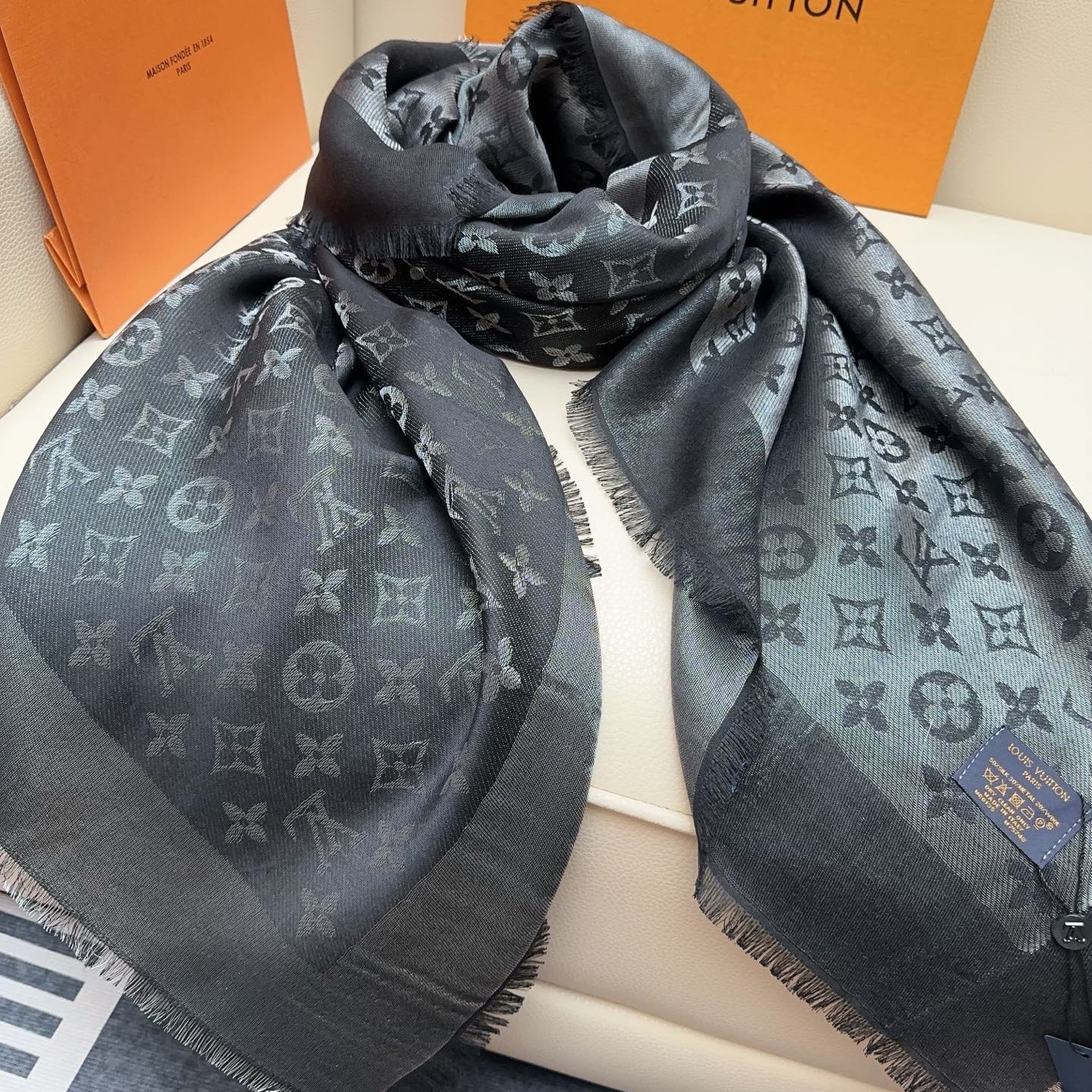 LV 25 Scarf 140CM Black Silk 293290