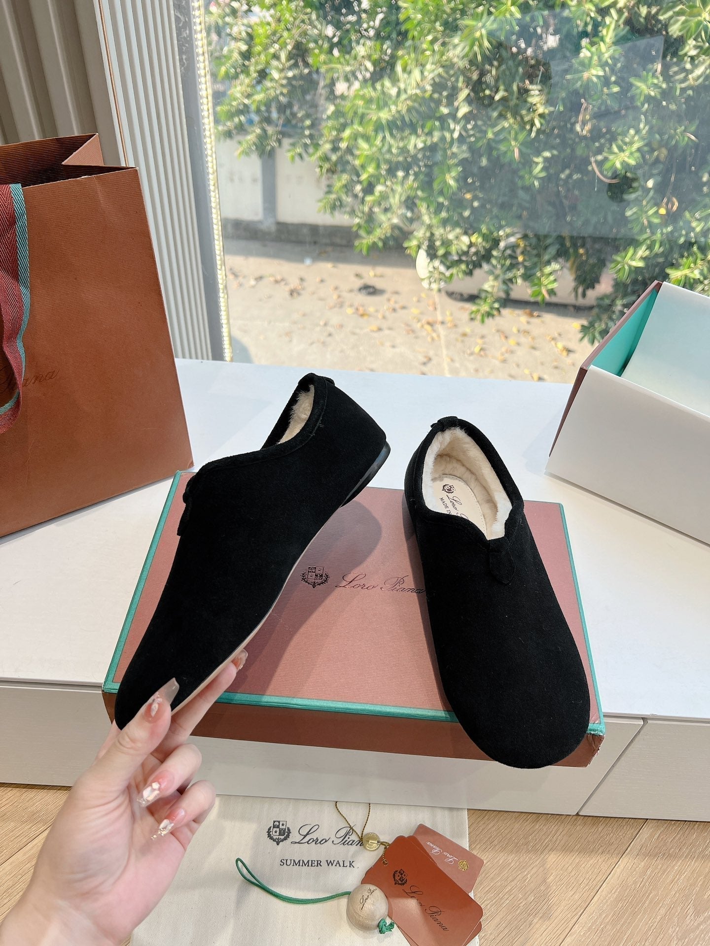 LP Cocooning Floaty Flat Black Wool Fleece Lining And Suede 992981