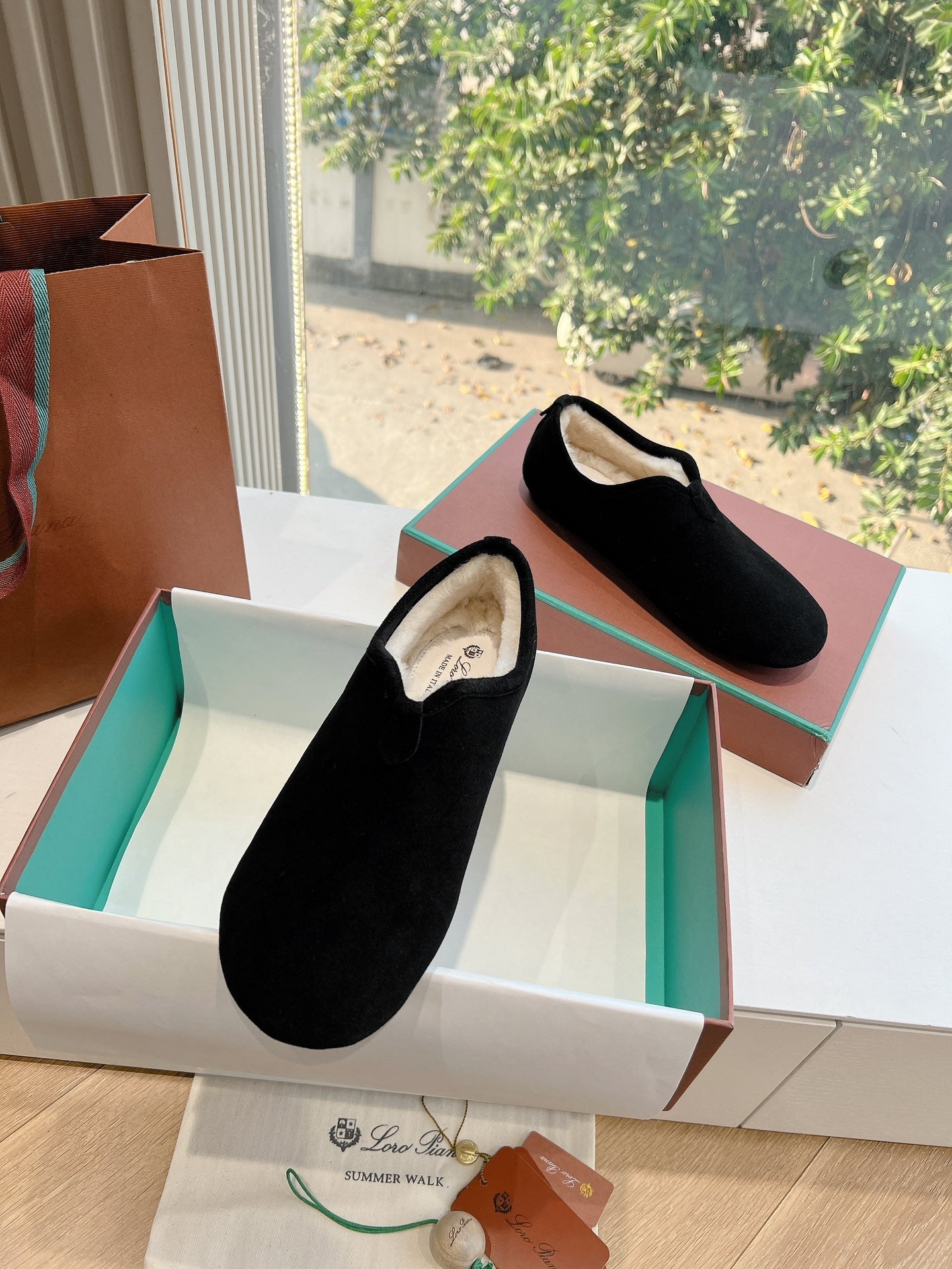 LP Cocooning Floaty Flat Black Wool Fleece Lining And Suede 992981