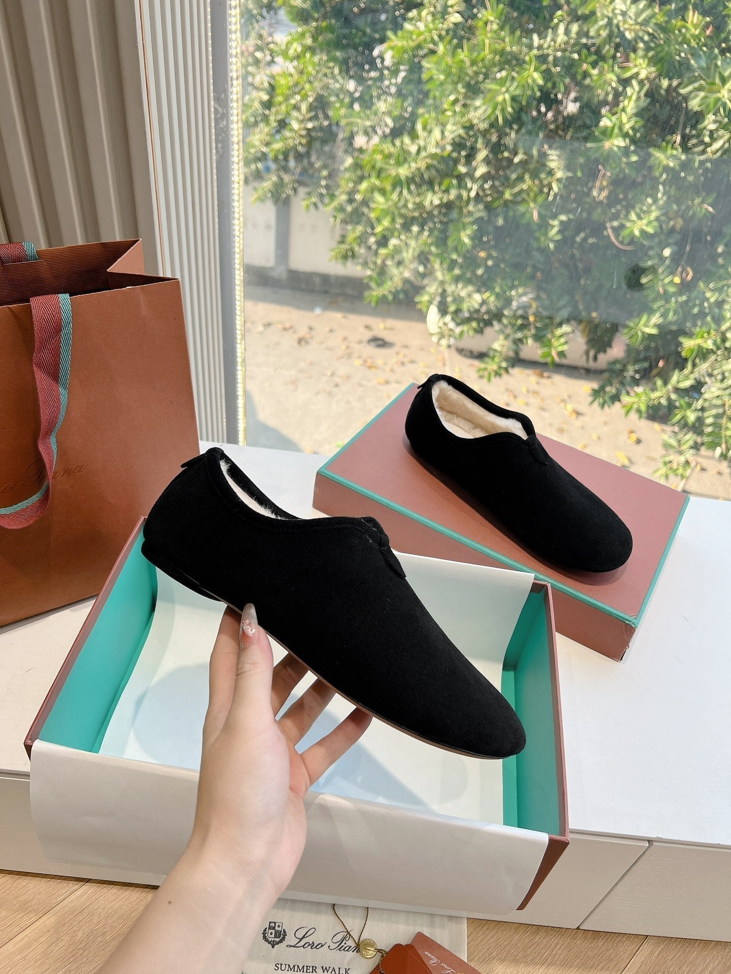 LP Cocooning Floaty Flat Black Wool Fleece Lining And Suede 992981