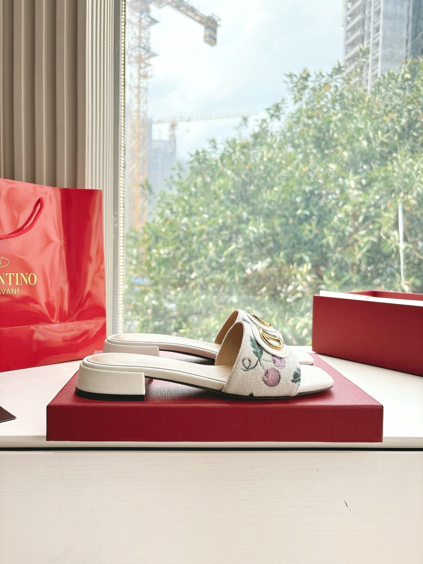 VT 2025 Cherryfic Leather Trimmed Slides White Sheepskin 286495