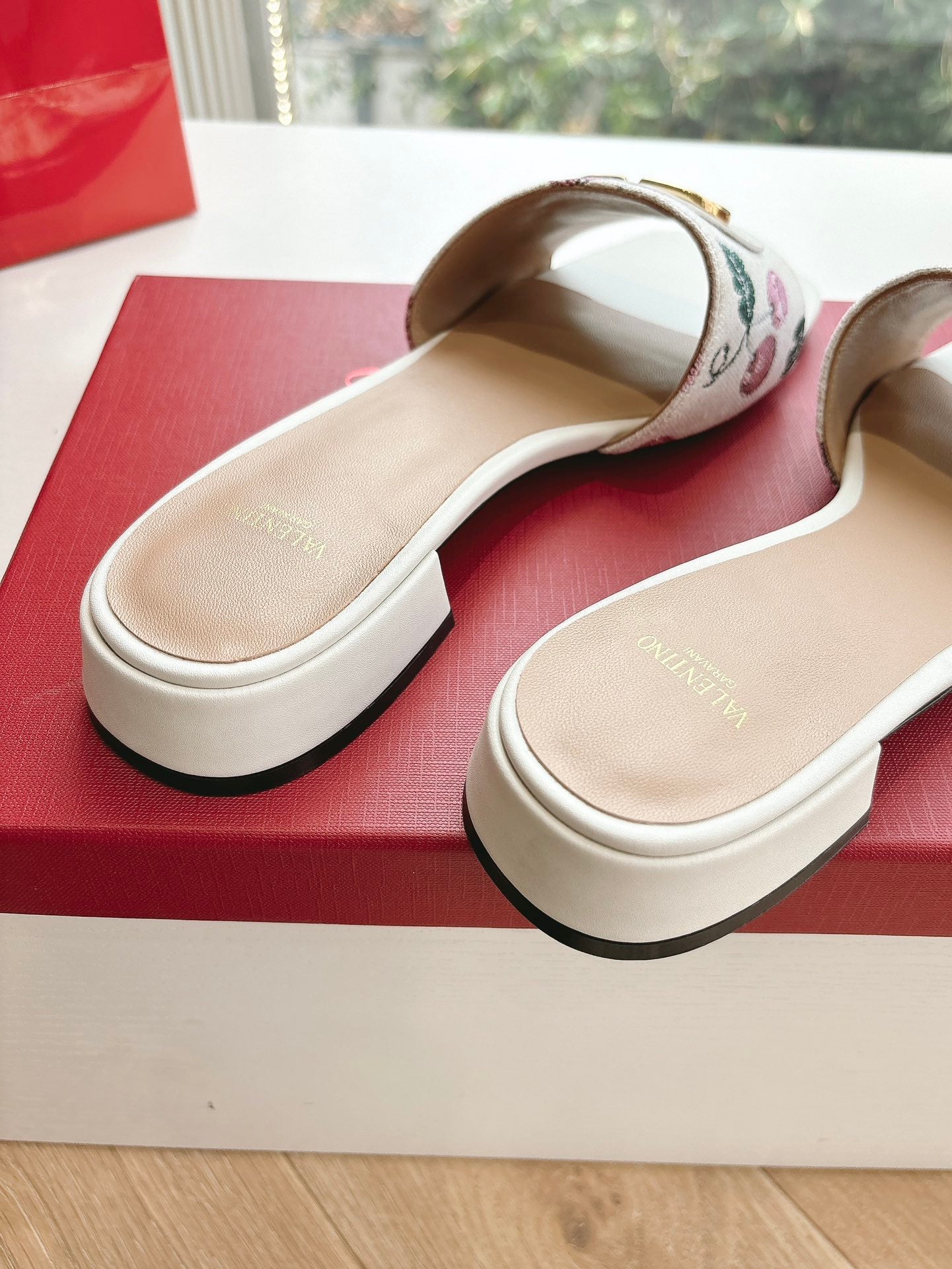 VT 2025 Cherryfic Leather Trimmed Slides White Sheepskin 286495