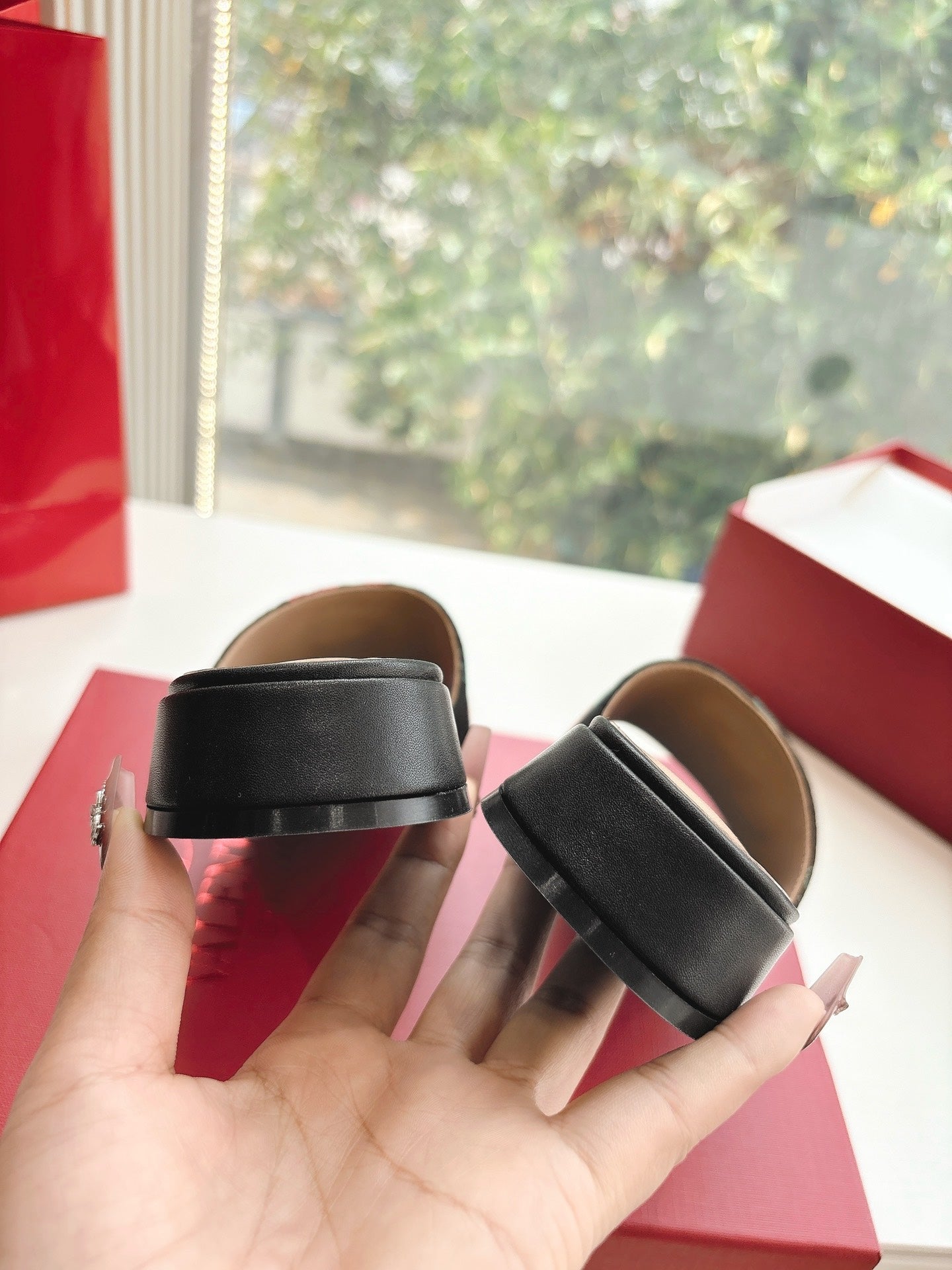 VT 25 Cherryfic Leather Trimmed Slides Black Sheepskin 286496