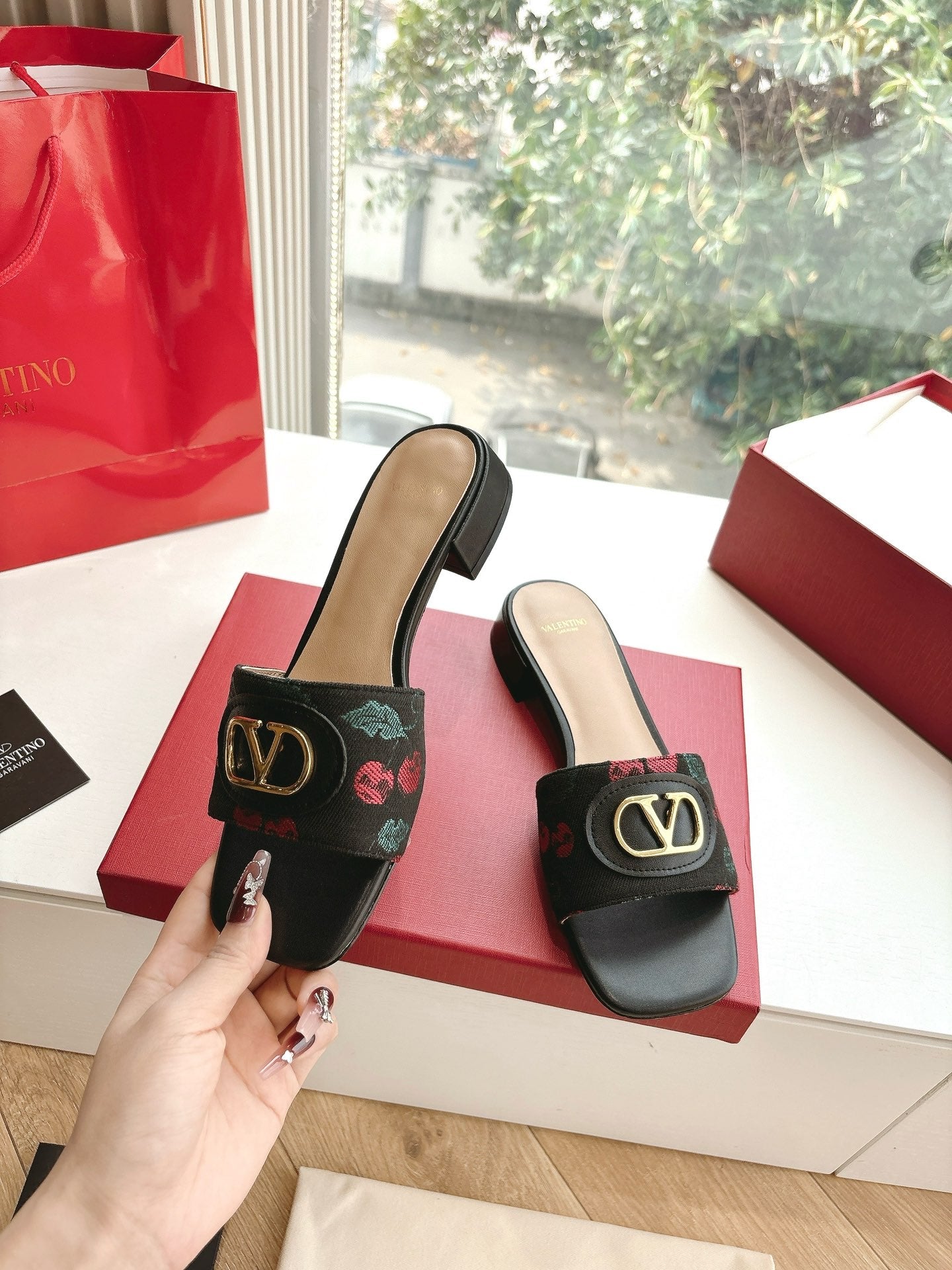 VT 25 Cherryfic Leather Trimmed Slides Black Sheepskin 286496