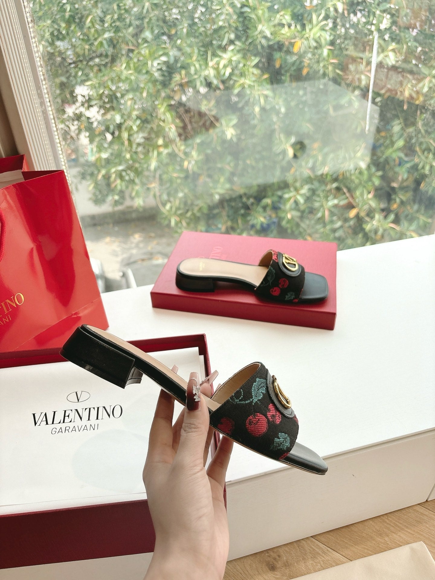 VT 25 Cherryfic Leather Trimmed Slides Black Sheepskin 286496