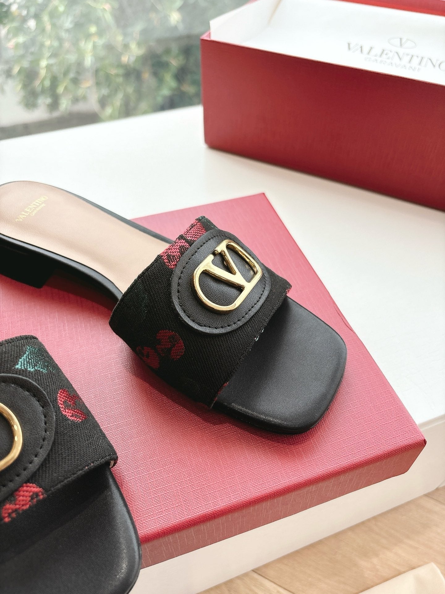 VT 25 Cherryfic Leather Trimmed Slides Black Sheepskin 286496