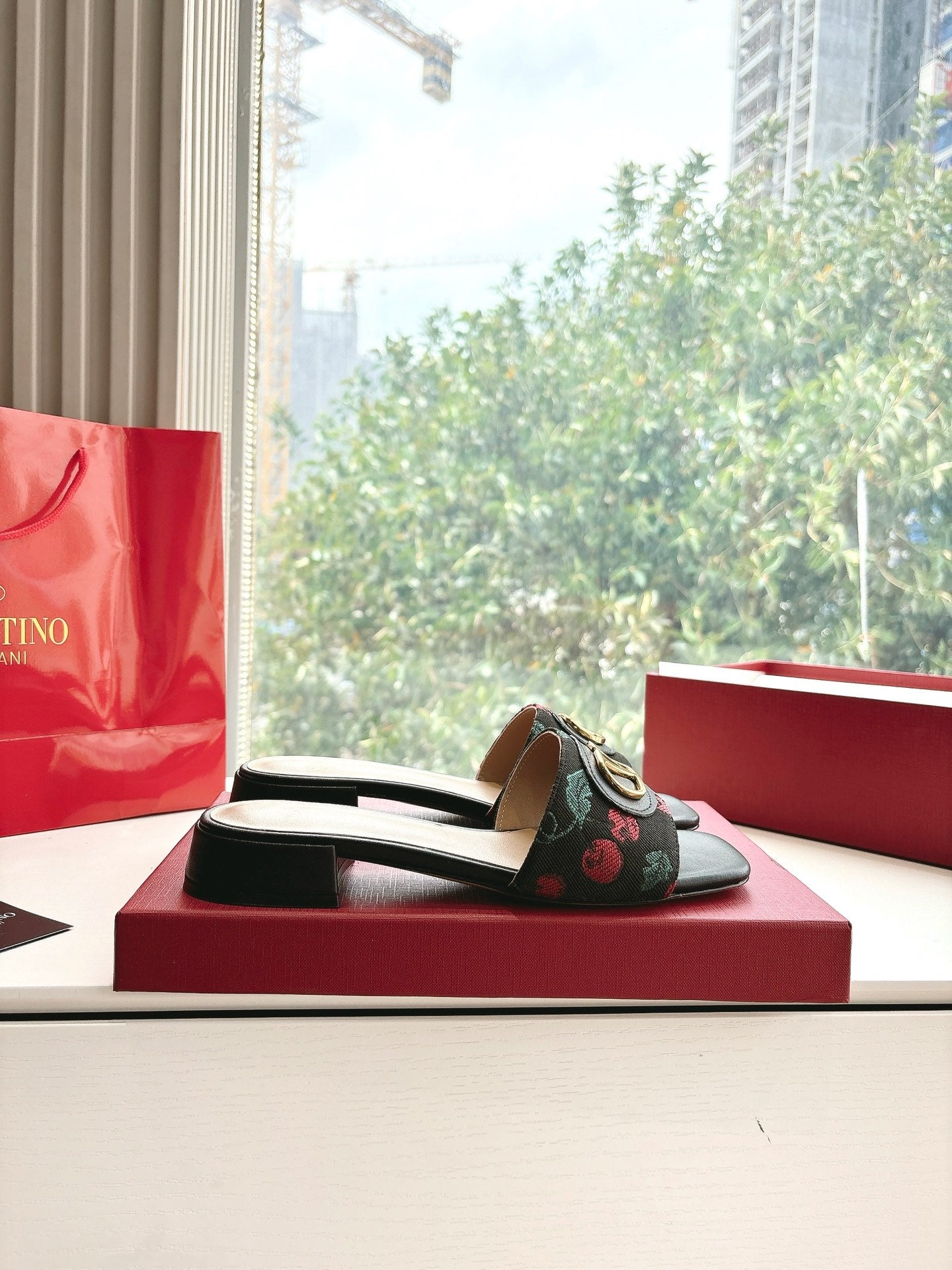 VT 25 Cherryfic Leather Trimmed Slides Black Sheepskin 286496