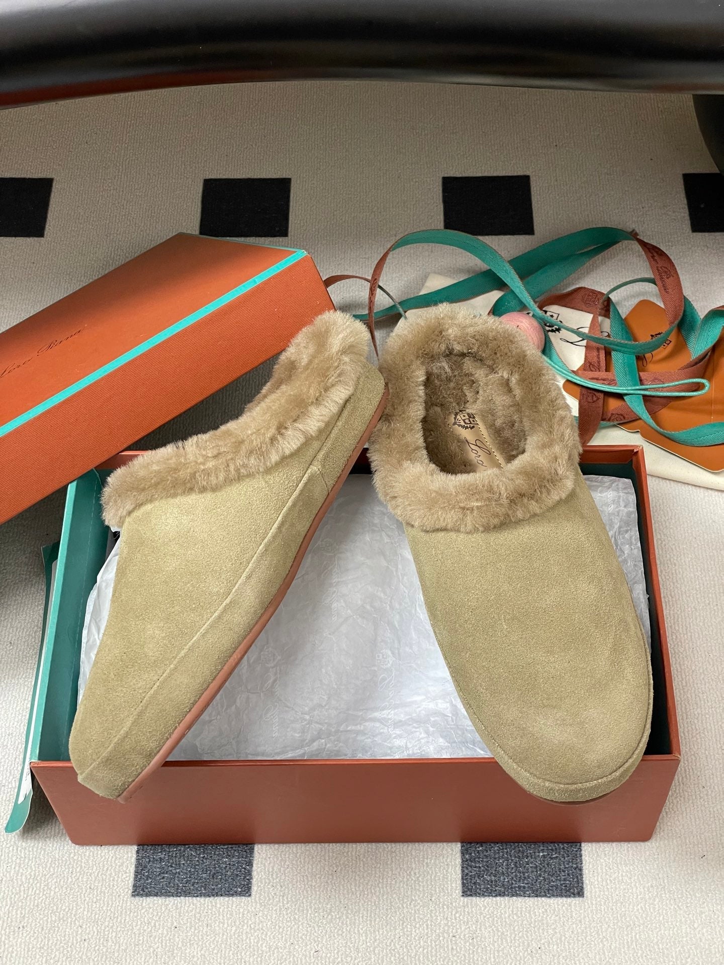 LP 25 Closed-Toe Half-Slippers Light Beige Suede Fur 534682