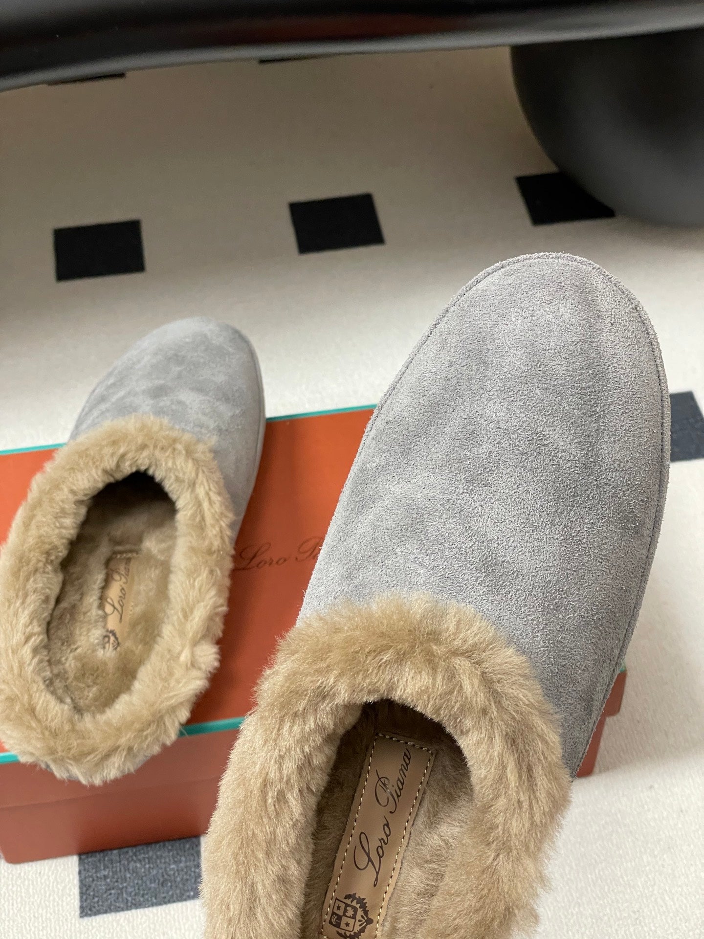 LP 25 Closed-Toe Half-Slippers Gray Beige Suede Fur 534683