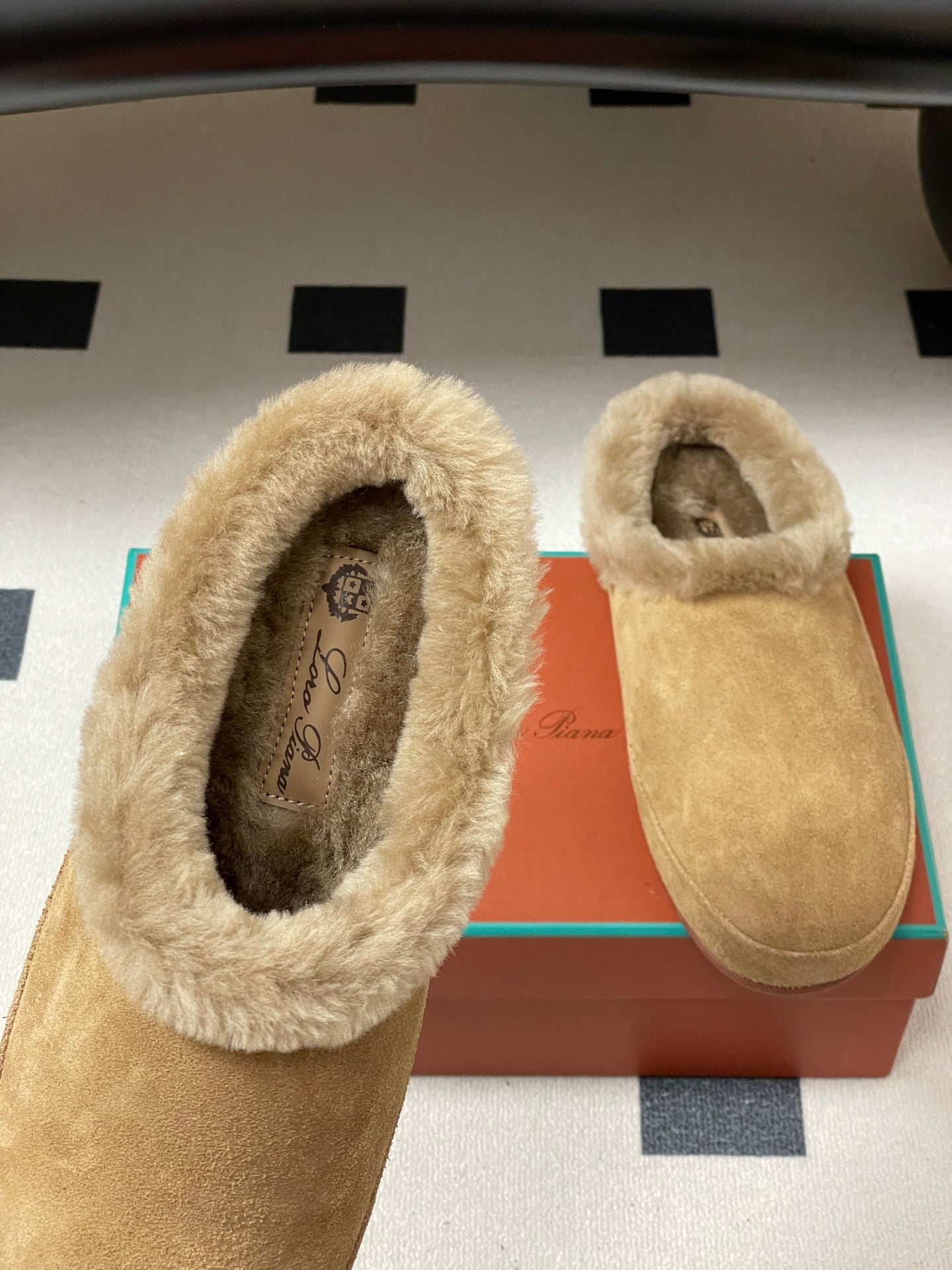 LP 25 Closed-Toe Half-Slippers Beige Suede Fur 534684
