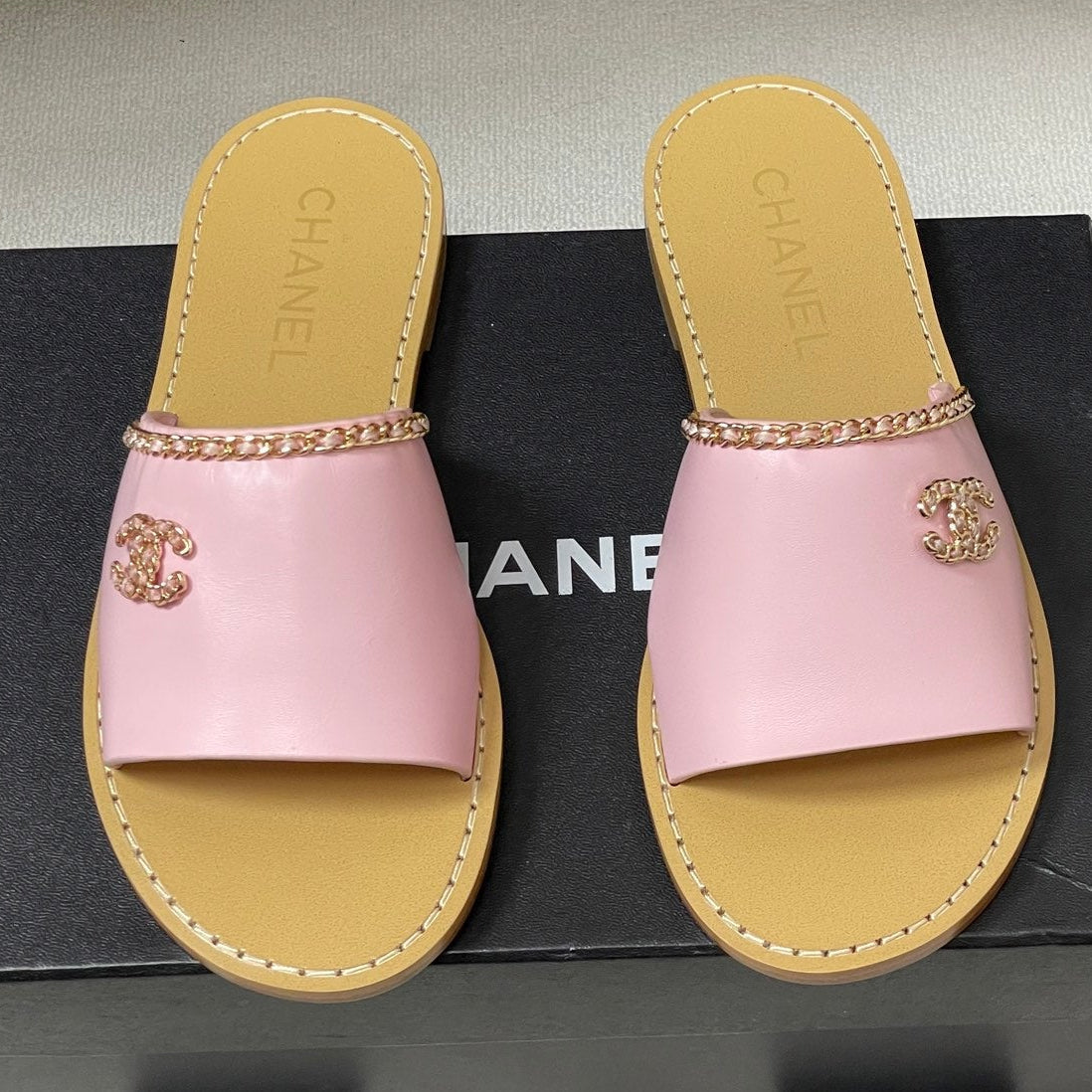 CC 26 Flat Sandal Pink Beige Sheepskin 593297