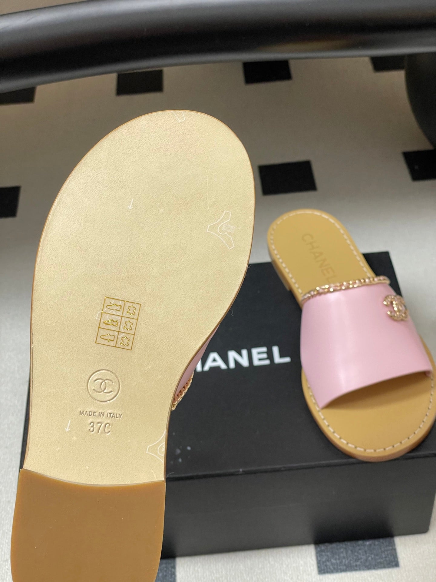CC 26 Flat Sandal Pink Beige Sheepskin 593297