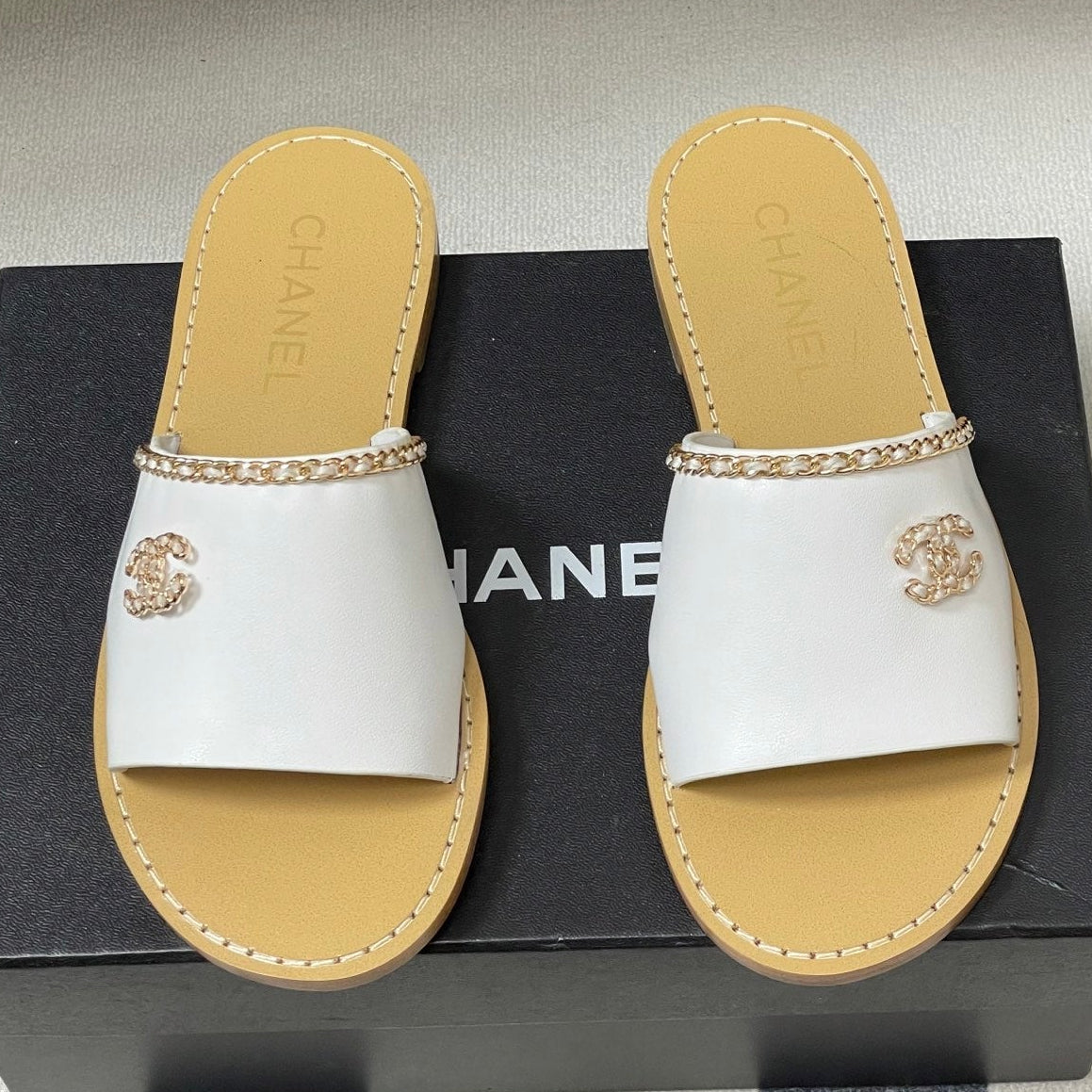 CC 26 Flat Sandal White Beige Sheepskin 593299