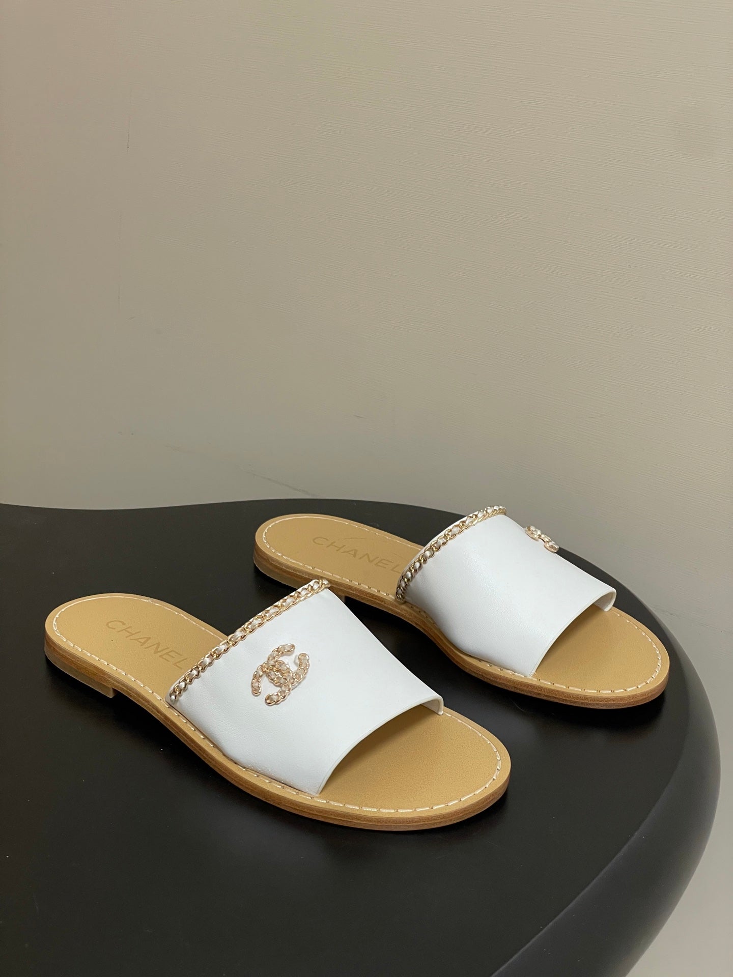 CC 26 Flat Sandal White Beige Sheepskin 593299