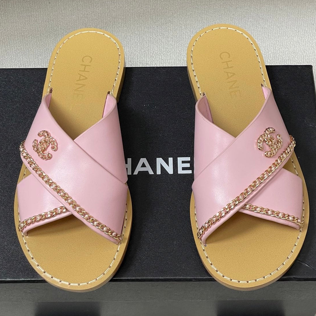 CC 26 Criss-cross Strap Slipper Pink Beige Sheepskin 593301