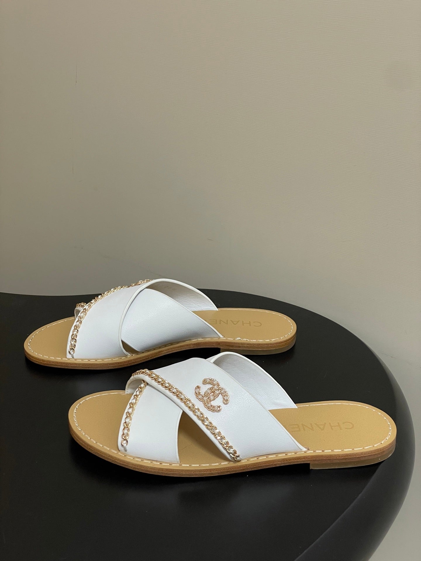 CC 26 Criss-cross Strap Slipper White Beige Sheepskin 593303