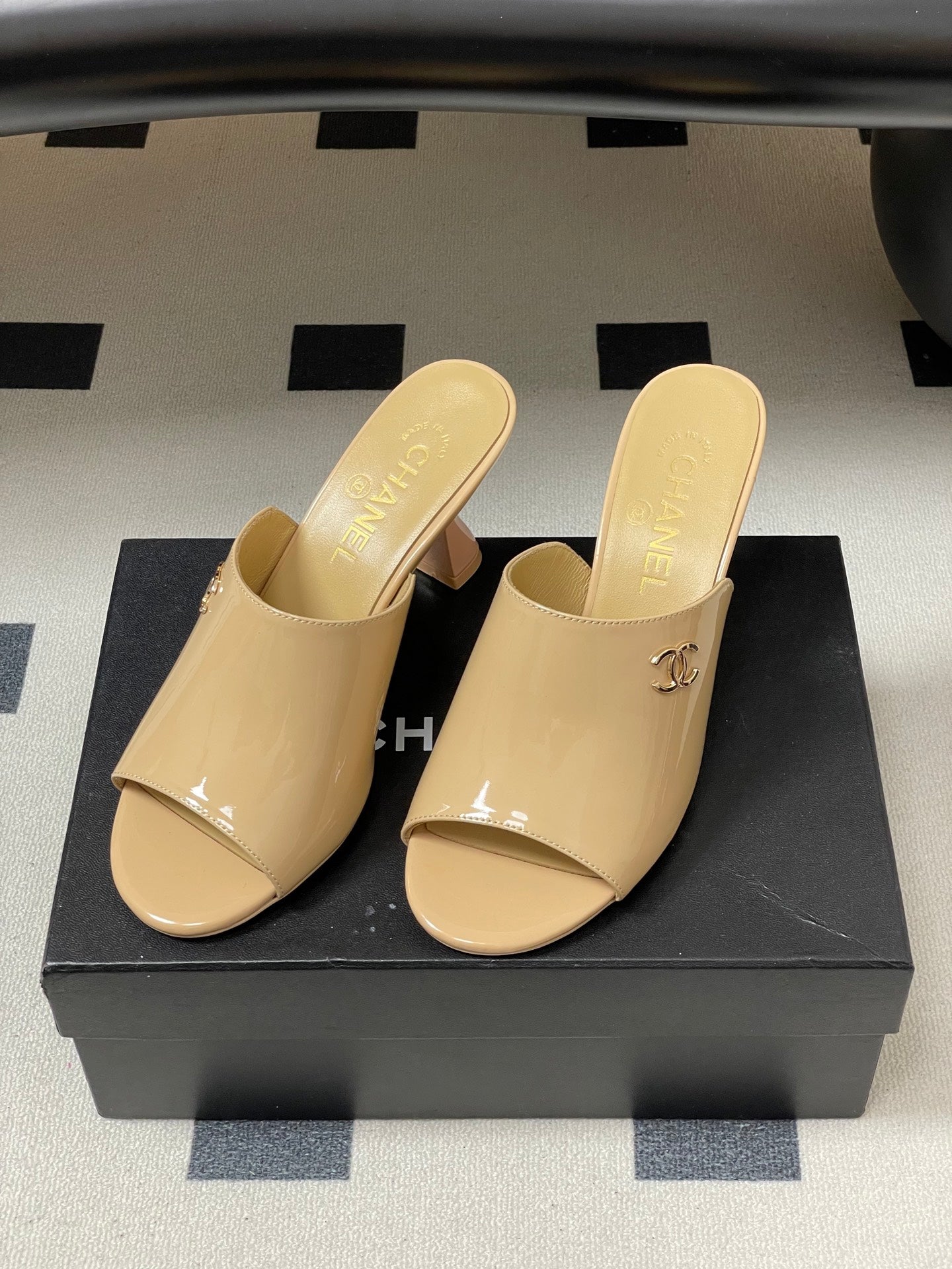 CC 26 Sandal Beige Patent Leather 593321