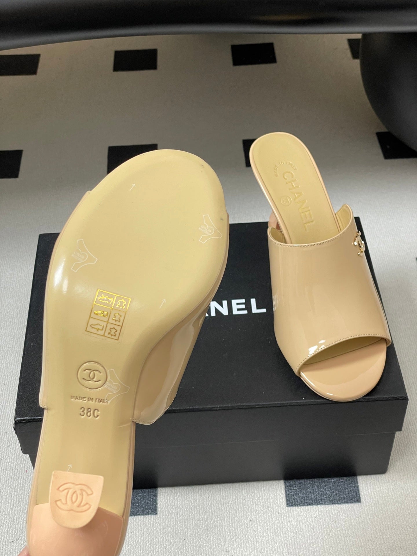 CC 26 Sandal Beige Patent Leather 593321