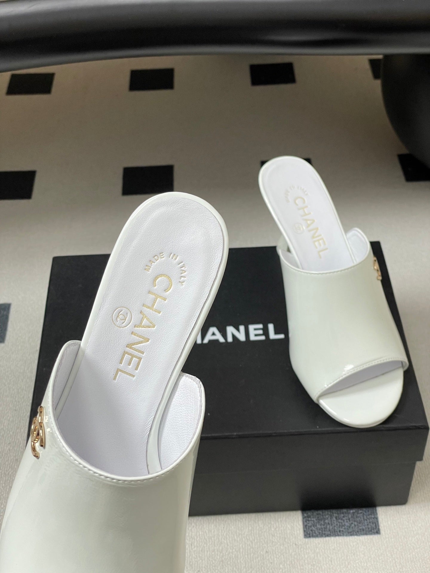 CC 26 Sandal White Patent Leather 593322