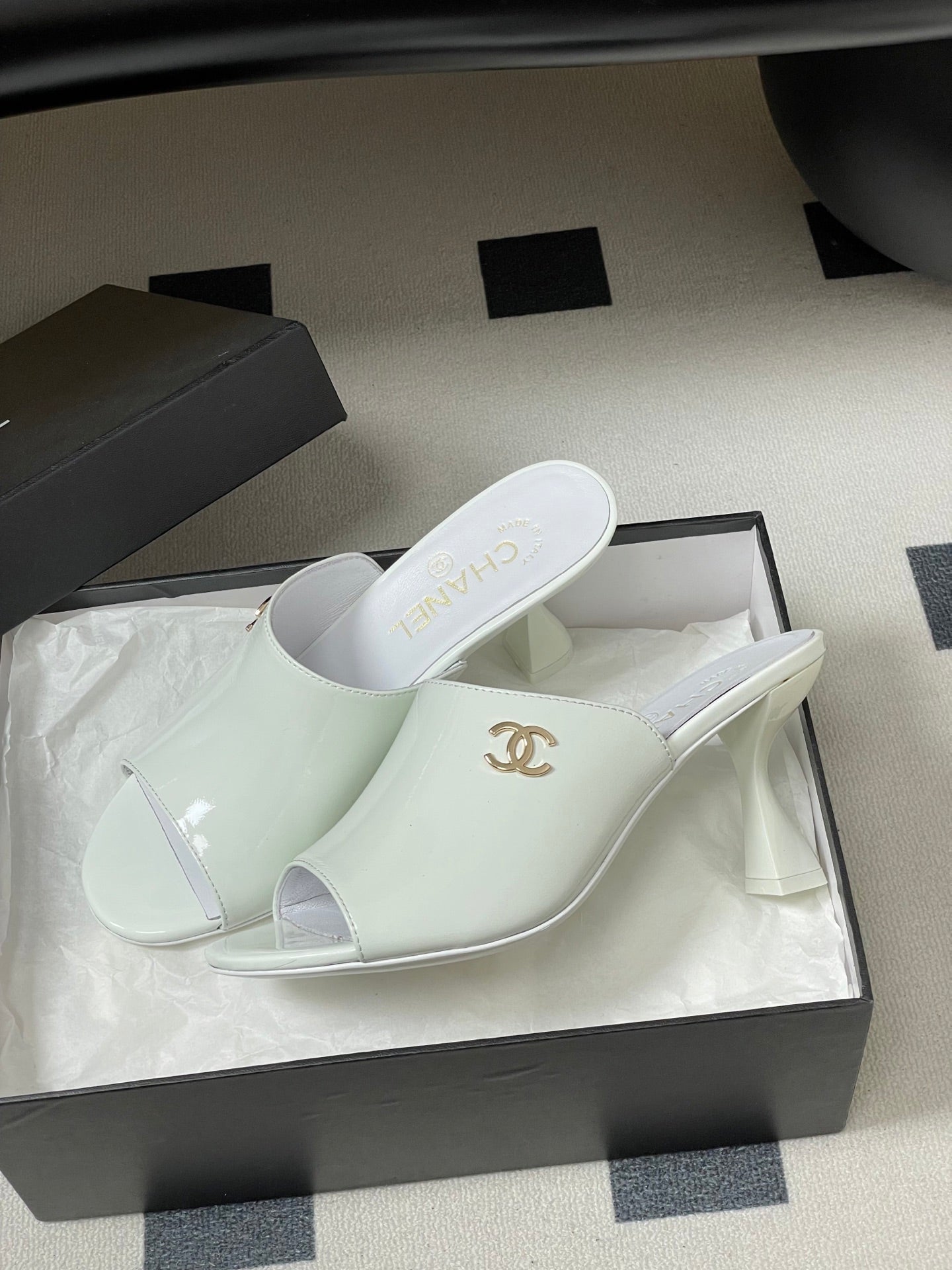 CC 26 Sandal White Patent Leather 593322