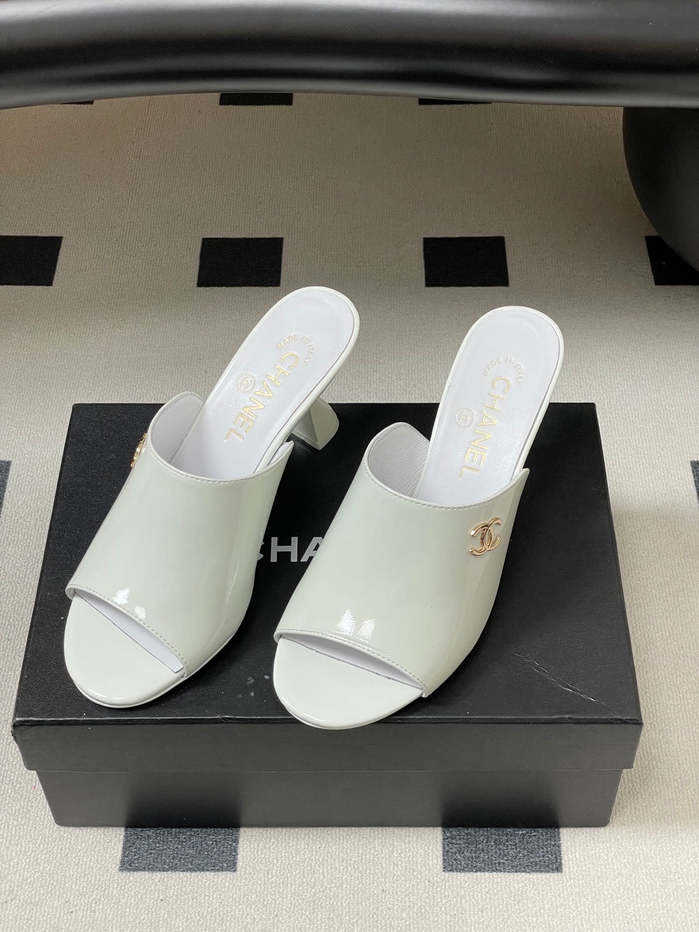 CC 26 Sandal White Patent Leather 593322
