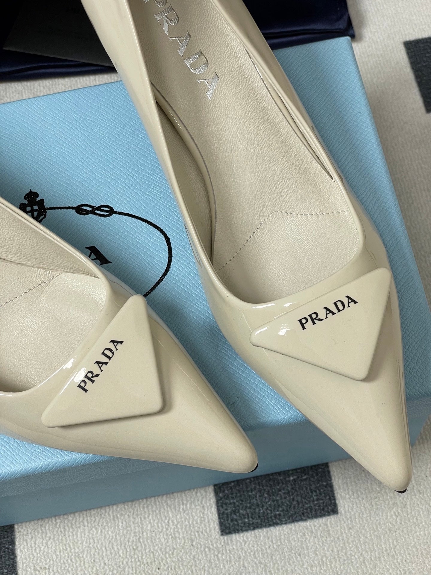 PRA 26SS Pointed Toe Heels Ivory Patent Leather 593836