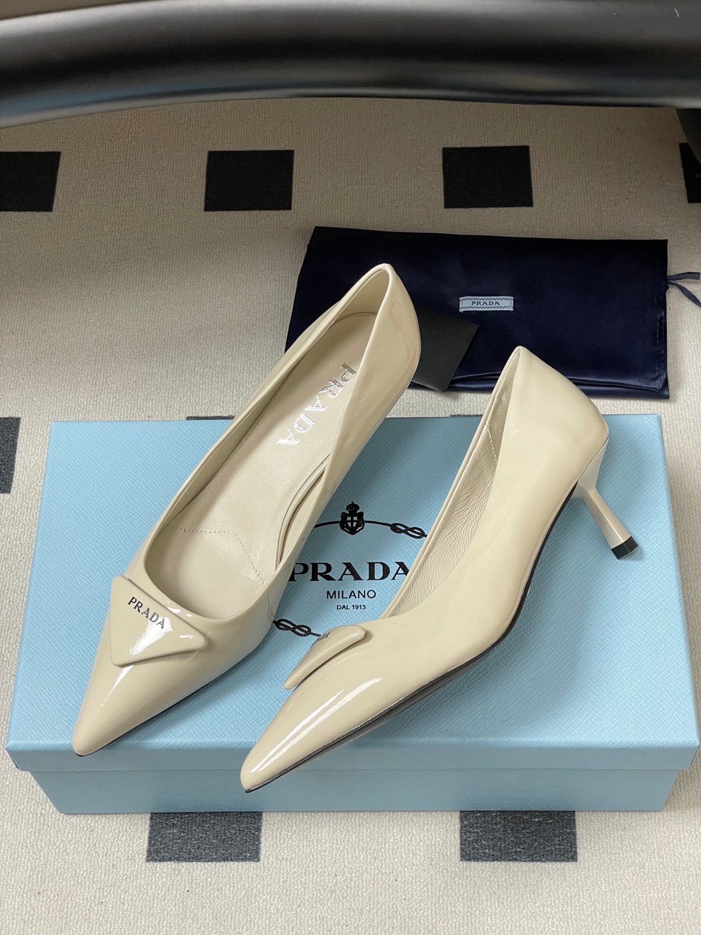 PRA 26SS Pointed Toe Heels Ivory Patent Leather 593836