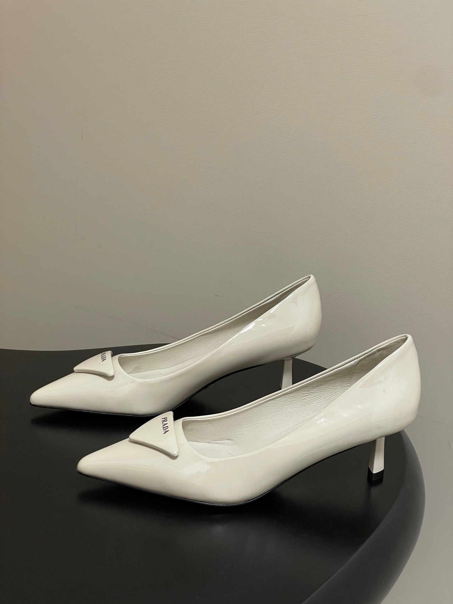 PRA 26SS Pointed Toe Heels Ivory Patent Leather 593836
