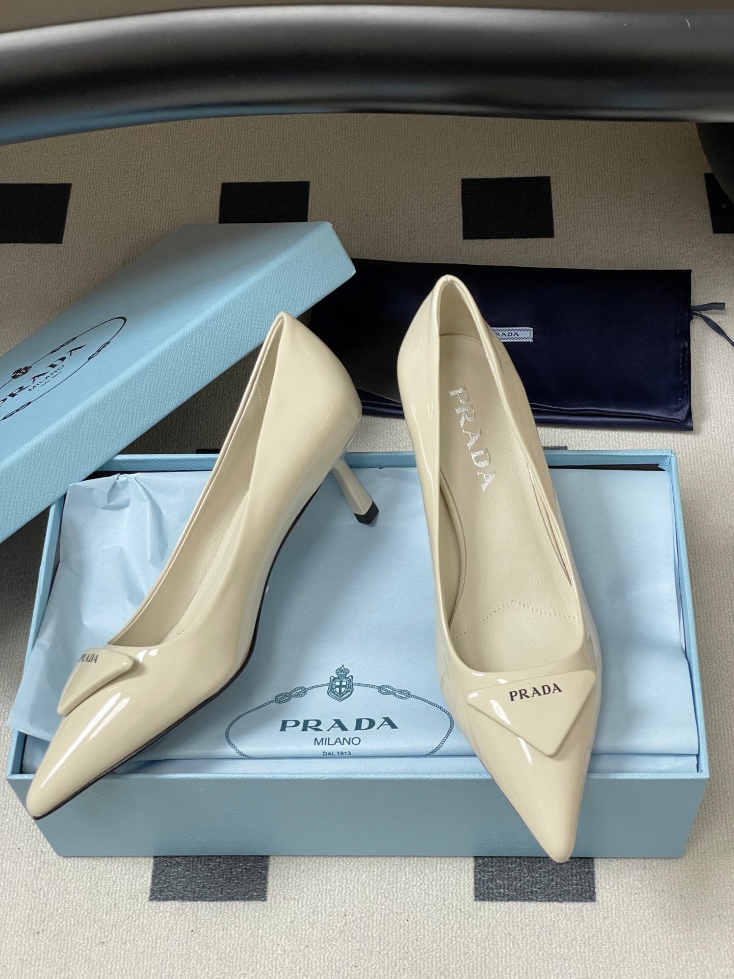 PRA 26SS Pointed Toe Heels Ivory Patent Leather 593836
