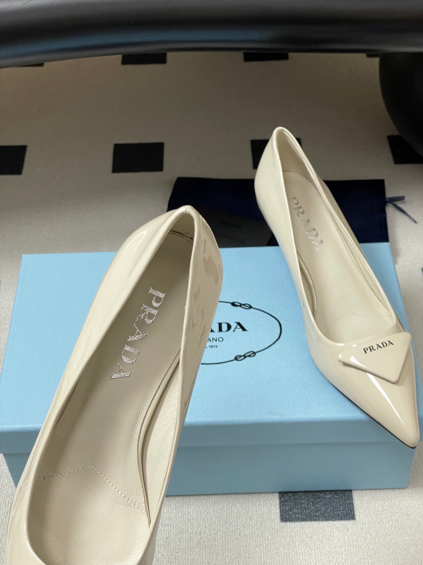 PRA 26SS Pointed Toe Heels Ivory Patent Leather 593836