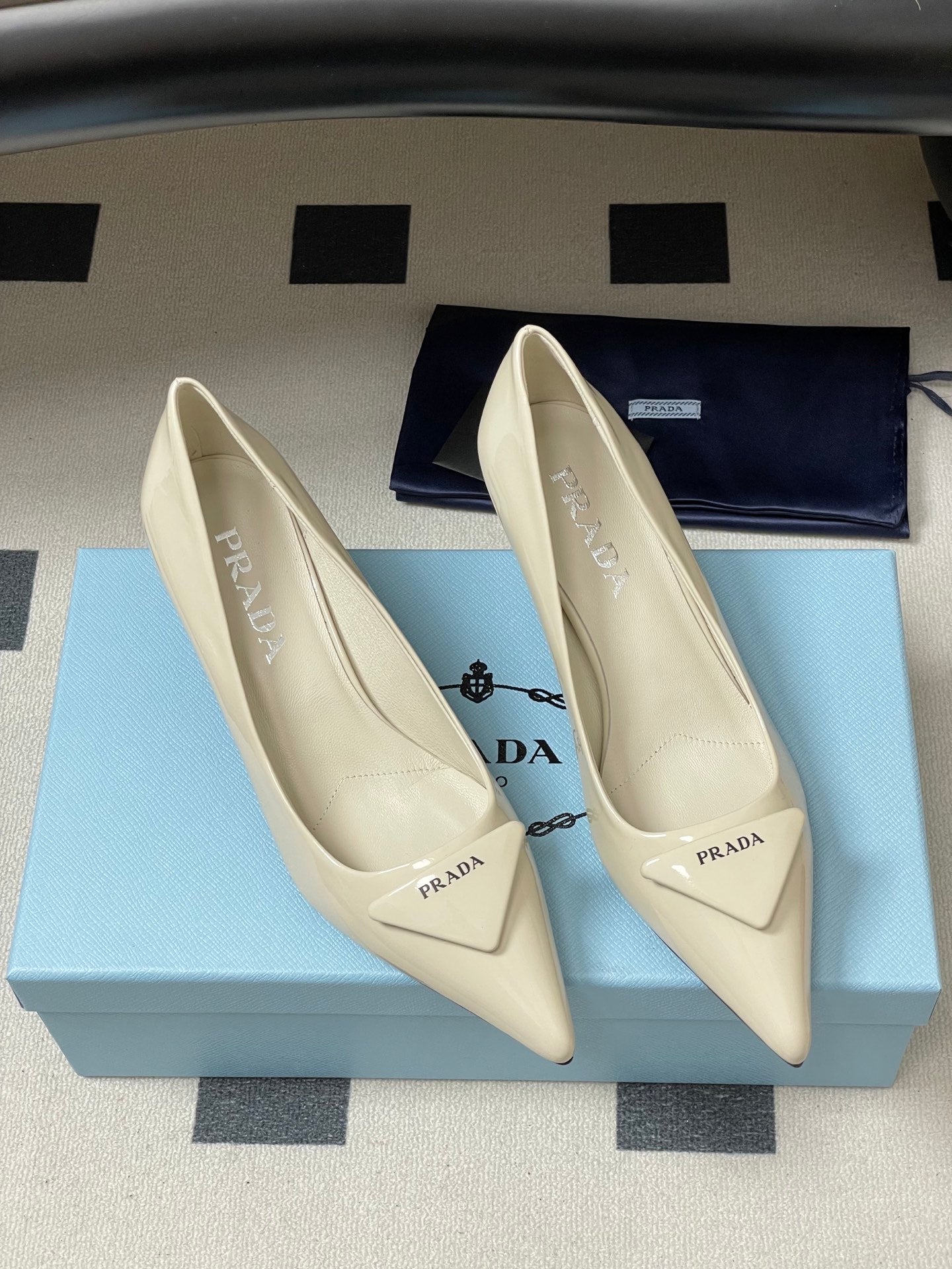 PRA 26SS Pointed Toe Heels Ivory Patent Leather 593836