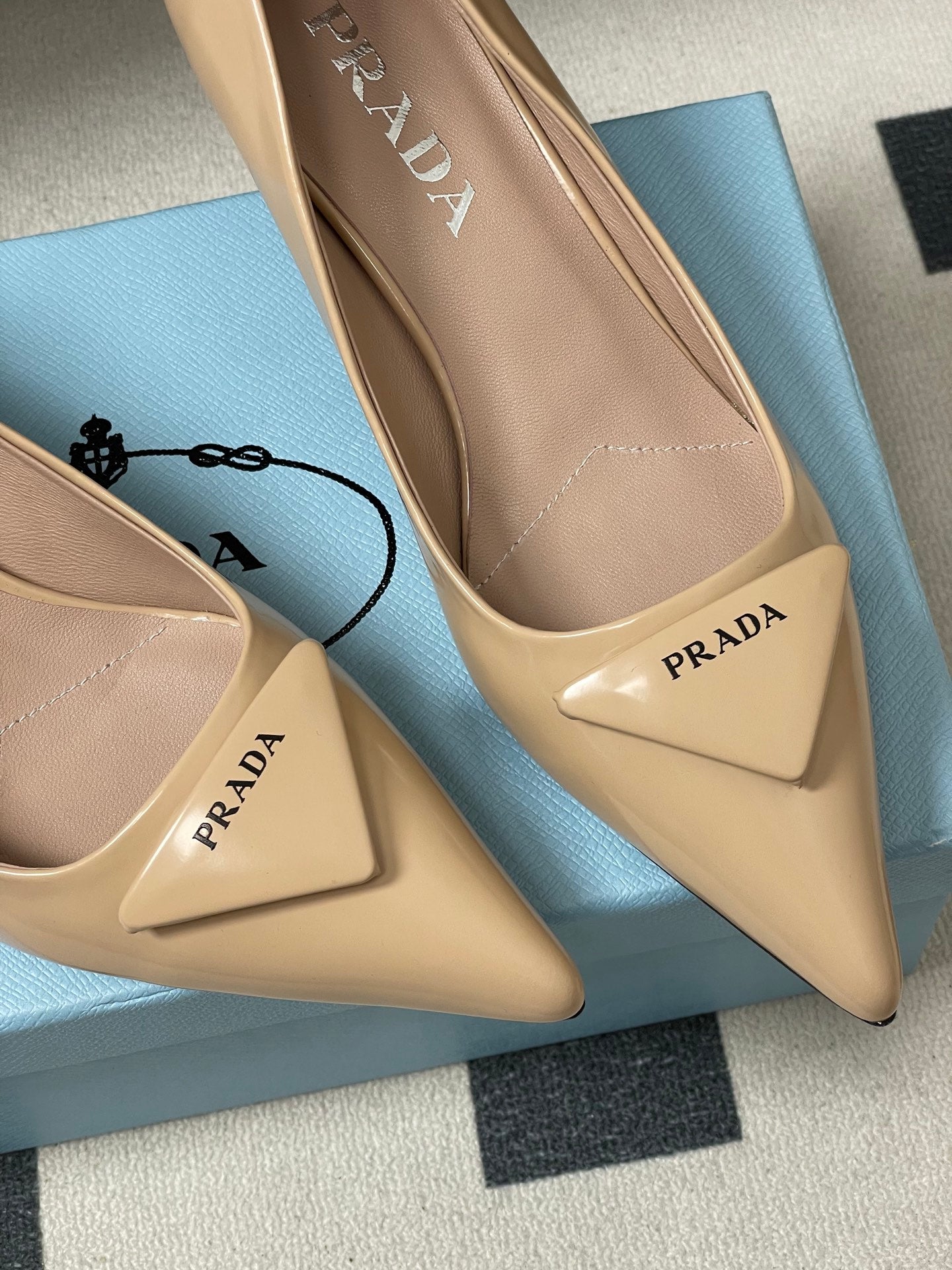 PRA 26SS Pointed Toe Heels Beige Patent Leather 593838