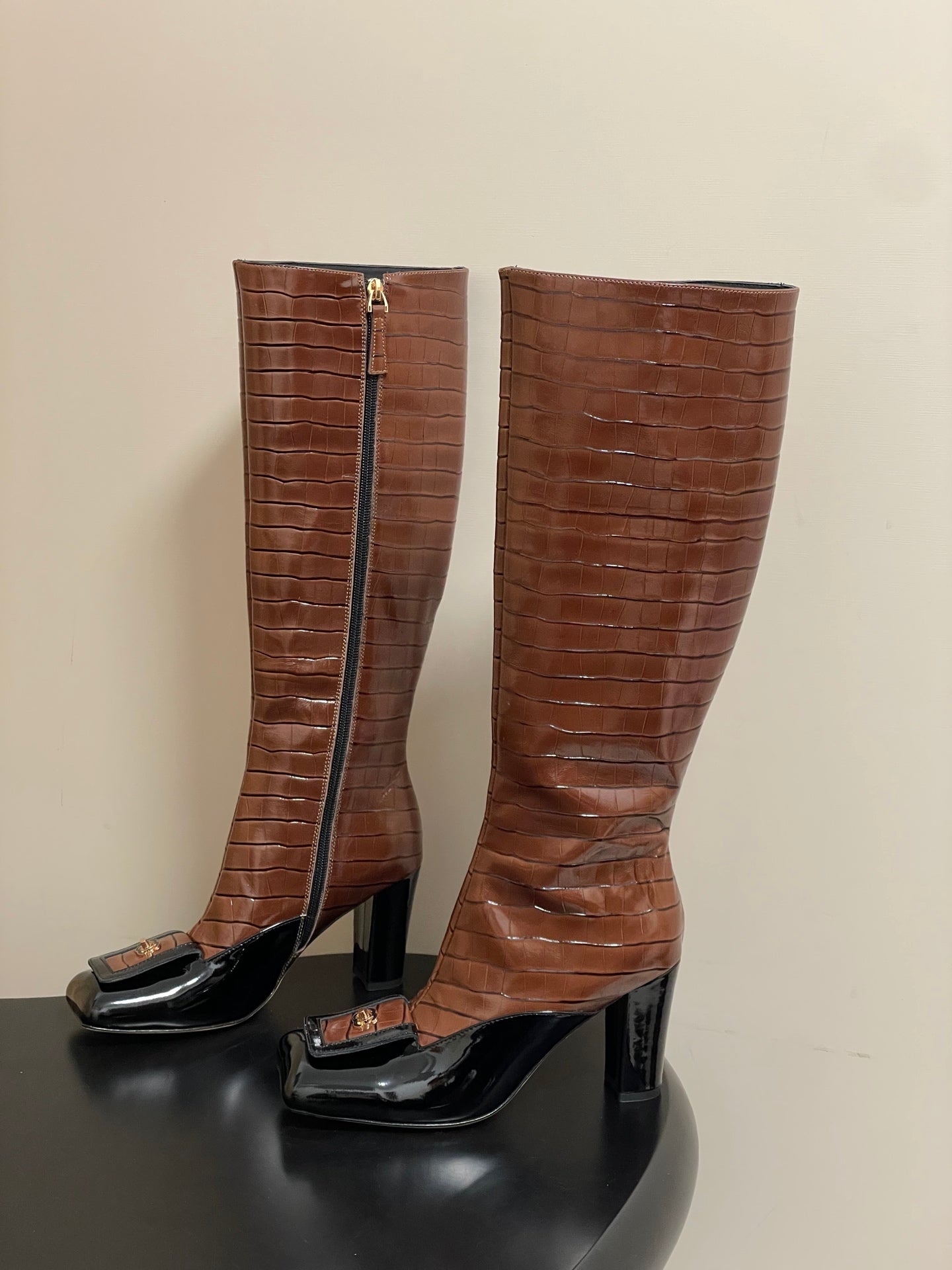 CC 26 Crocodile-embossed High Boot Black Brown Patent Leather 593110