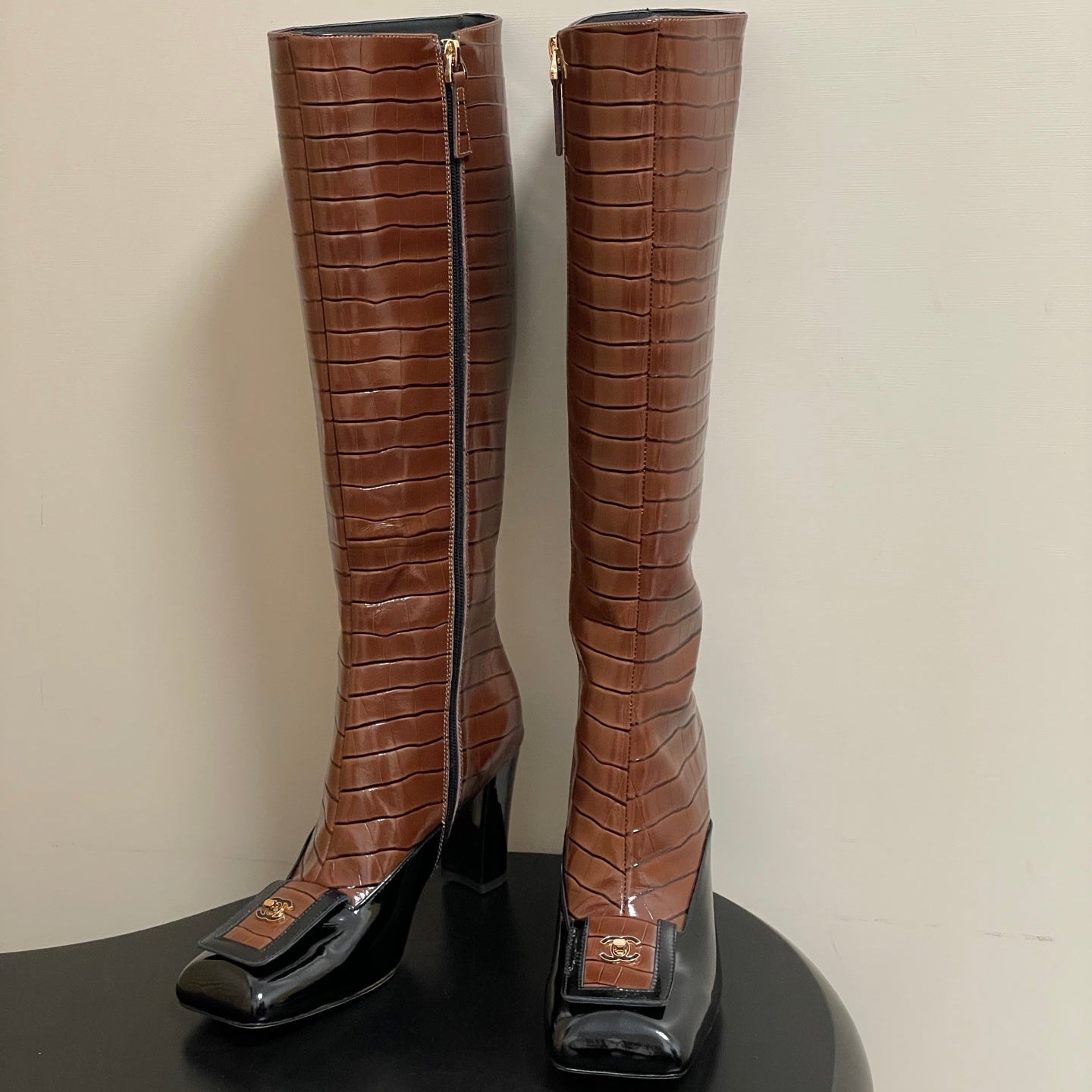 CC 26 Crocodile-embossed High Boot Black Brown Patent Leather 593110