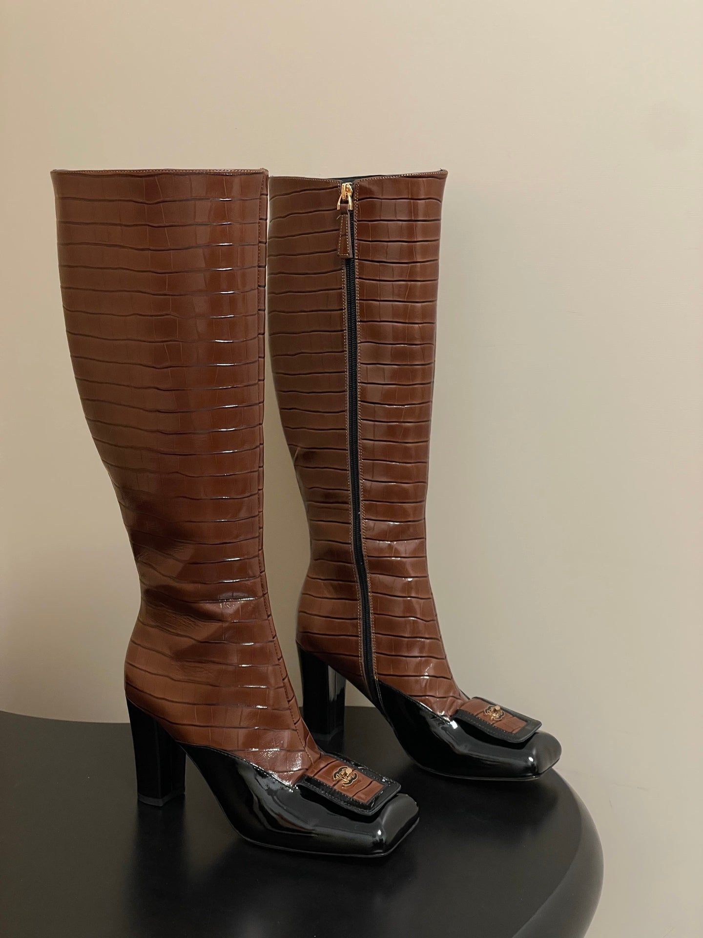 CC 26 Crocodile-embossed High Boot Black Brown Patent Leather 593110