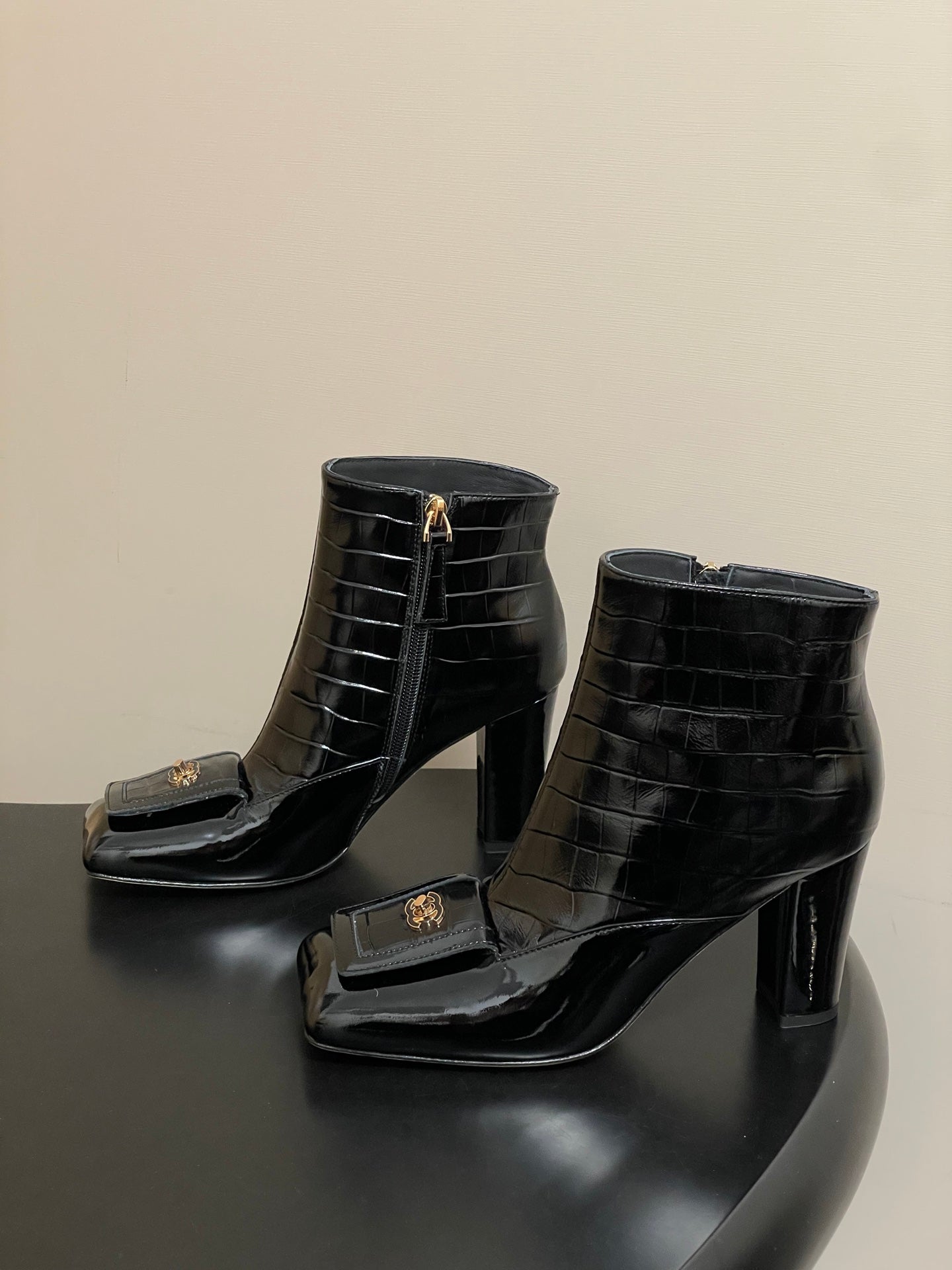 CC 26 Crocodile-embossed Boot Black Patent Leather 593113