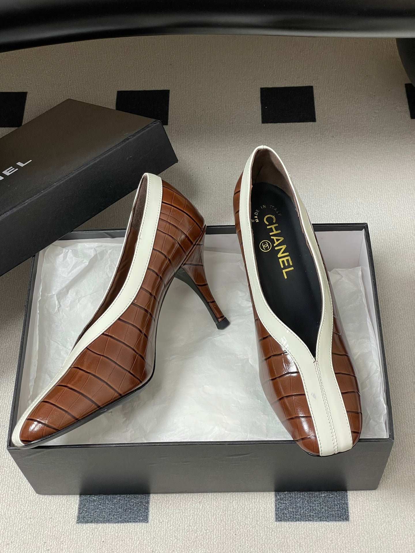 CC 26 Crocodile-embossed Pump Brown mix White Calfskin 593369