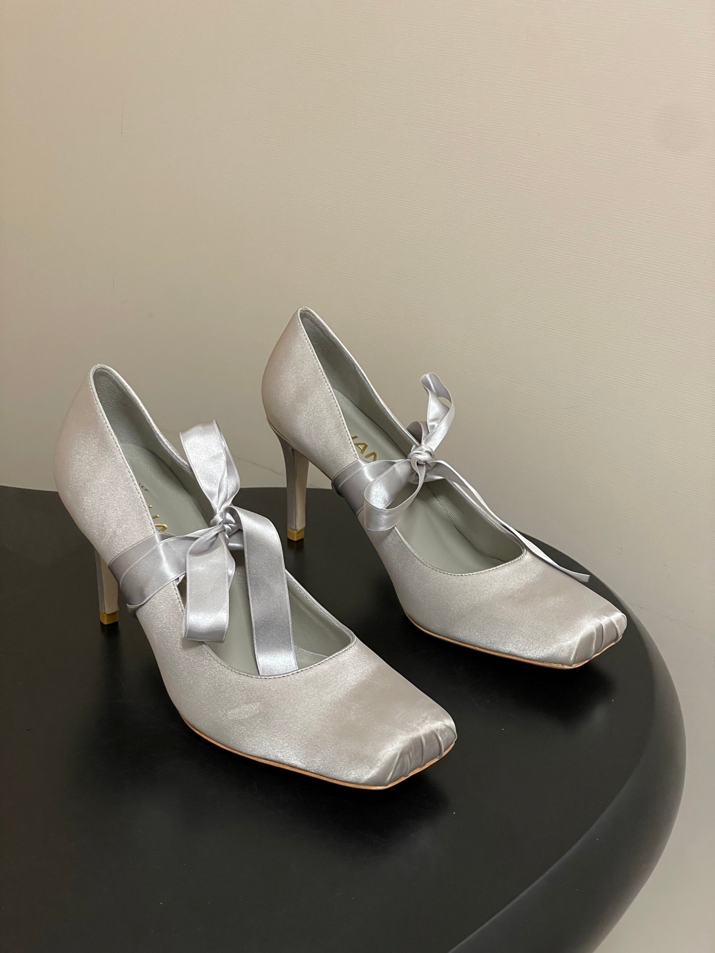 CC 26 Pump Light Gray Satin Silk 593136