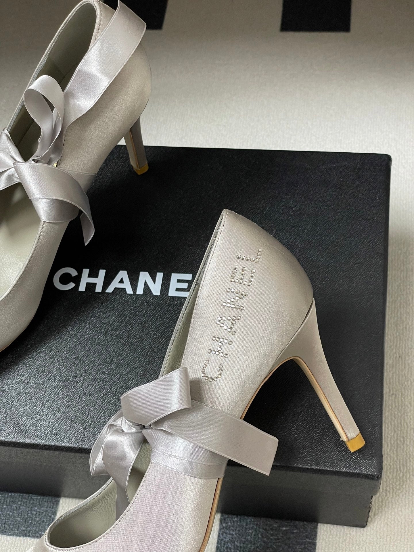 CC 26 Pump Light Gray Satin Silk 593136