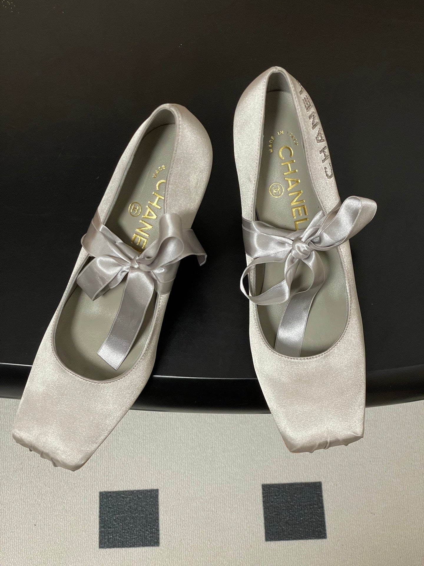 CC 26 Pump Light Gray Satin Silk 593136