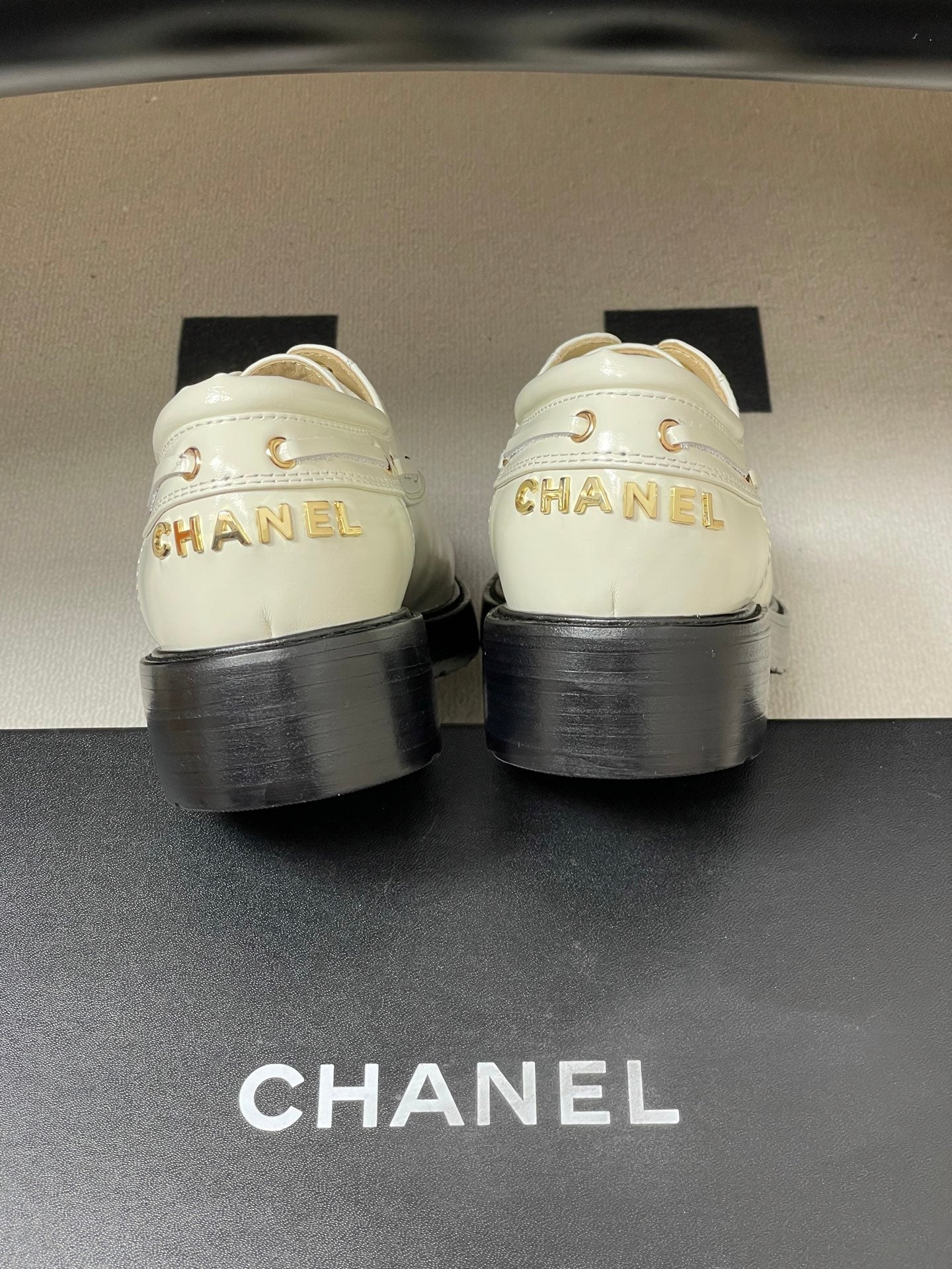 CC 26 Lace-Up Loafer White Sheepskin 594249