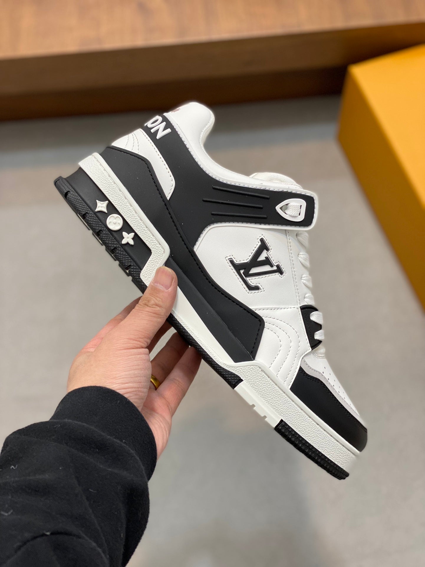 LV TRAINER  BLACK WHITE SNEAKER