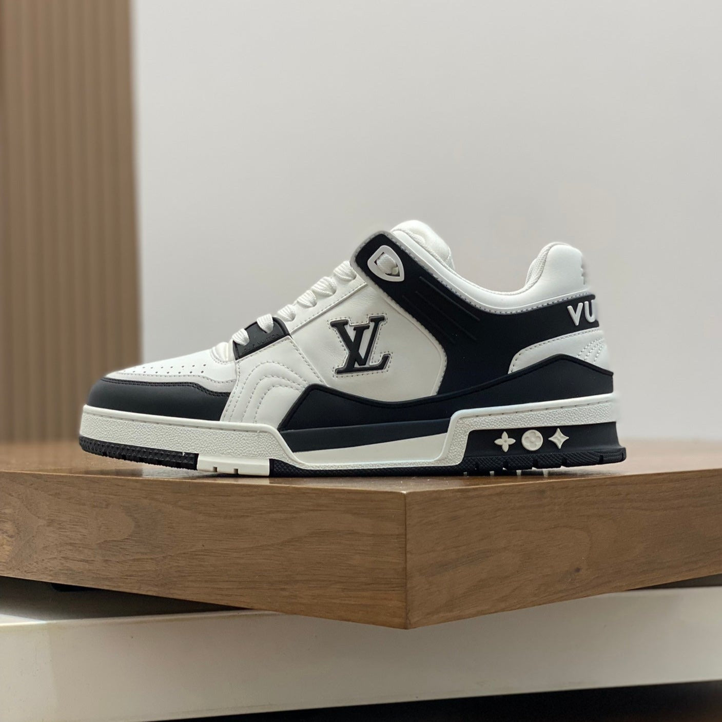 LV TRAINER  BLACK WHITE SNEAKER